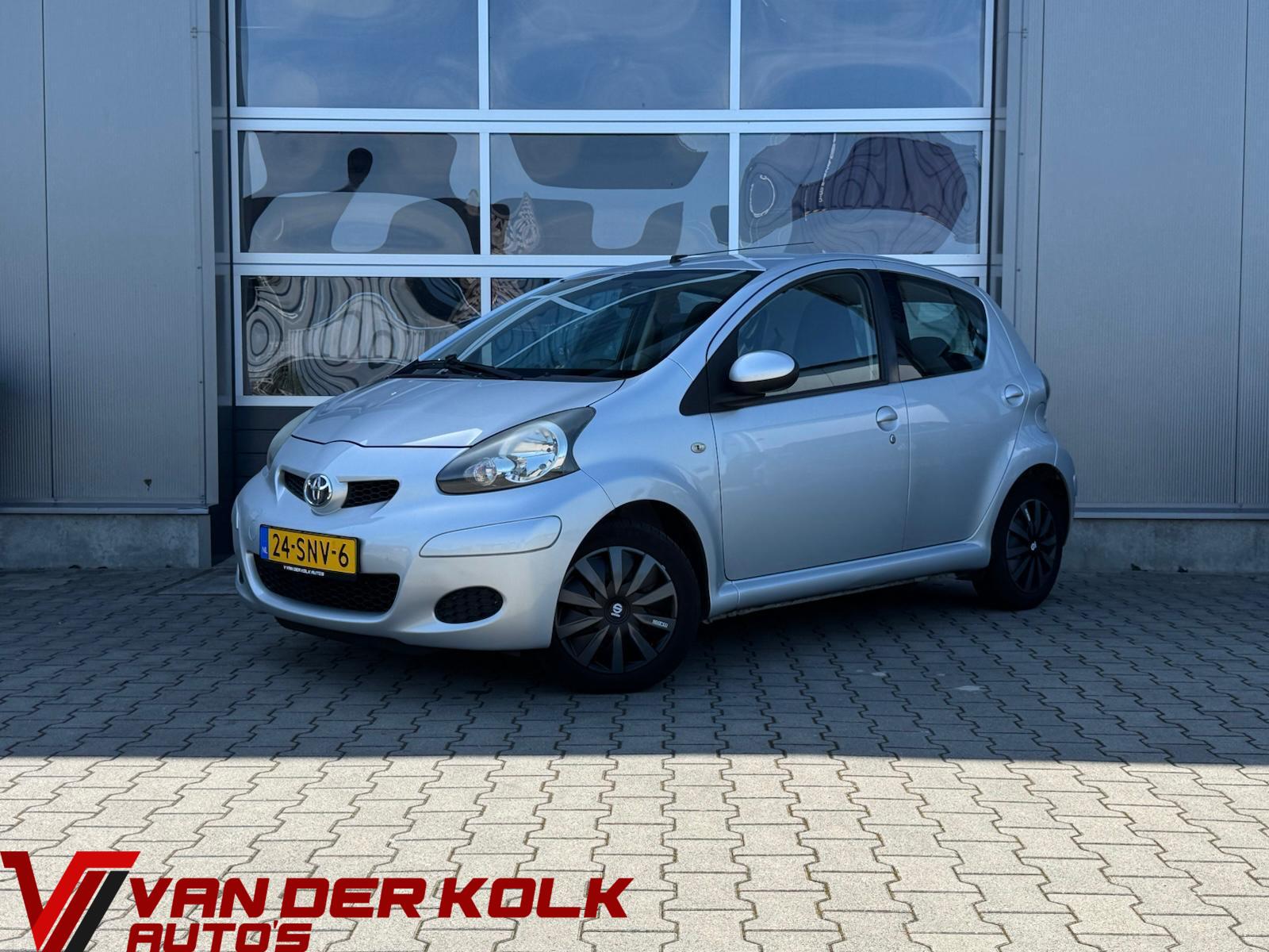 Toyota Toyota Aygo 1.0-12V Dynamic Navigator 5 Deurs | Navigatie | Airco | Elektrische ramen 2011 - voorkant