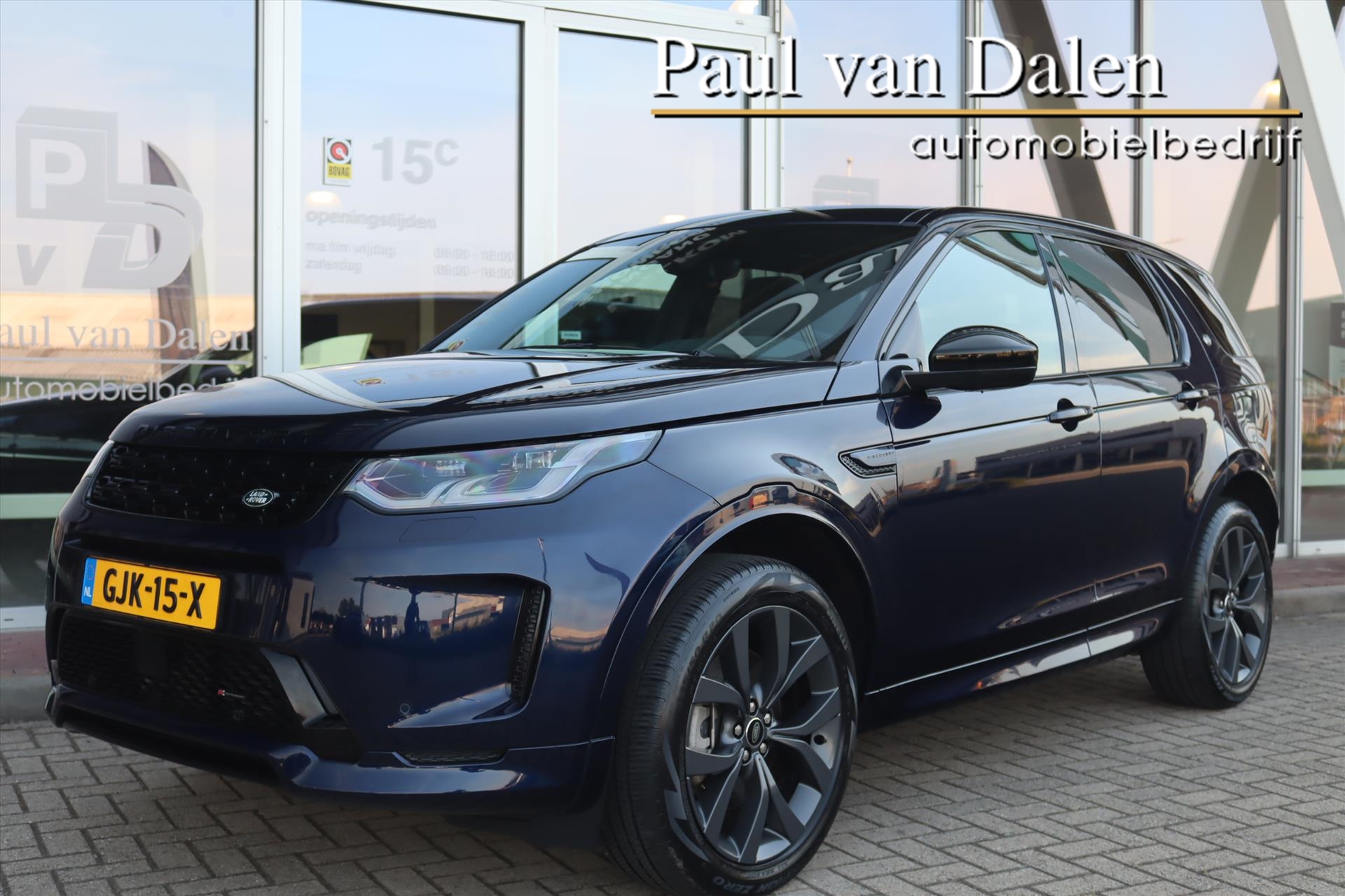 Land Rover Discovery Sport P300e AWD 1.5 R-DYNAMIC BLACK PACK SE | Panodak | Leer | Trekhaak | Meridian | Camera | Adapt.Cruise | Stoel/stuurverw. | Sfeerverlichting | 2023 - voorkant