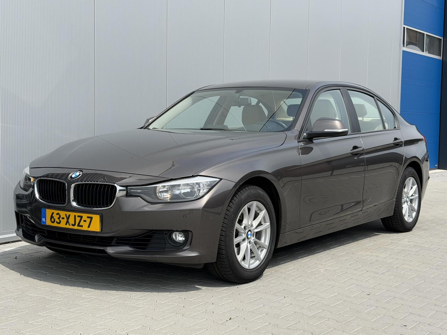 BMW 3er Reihe 320i Upgrade Edition | Lage KM | Automaat 2012 - voorkant