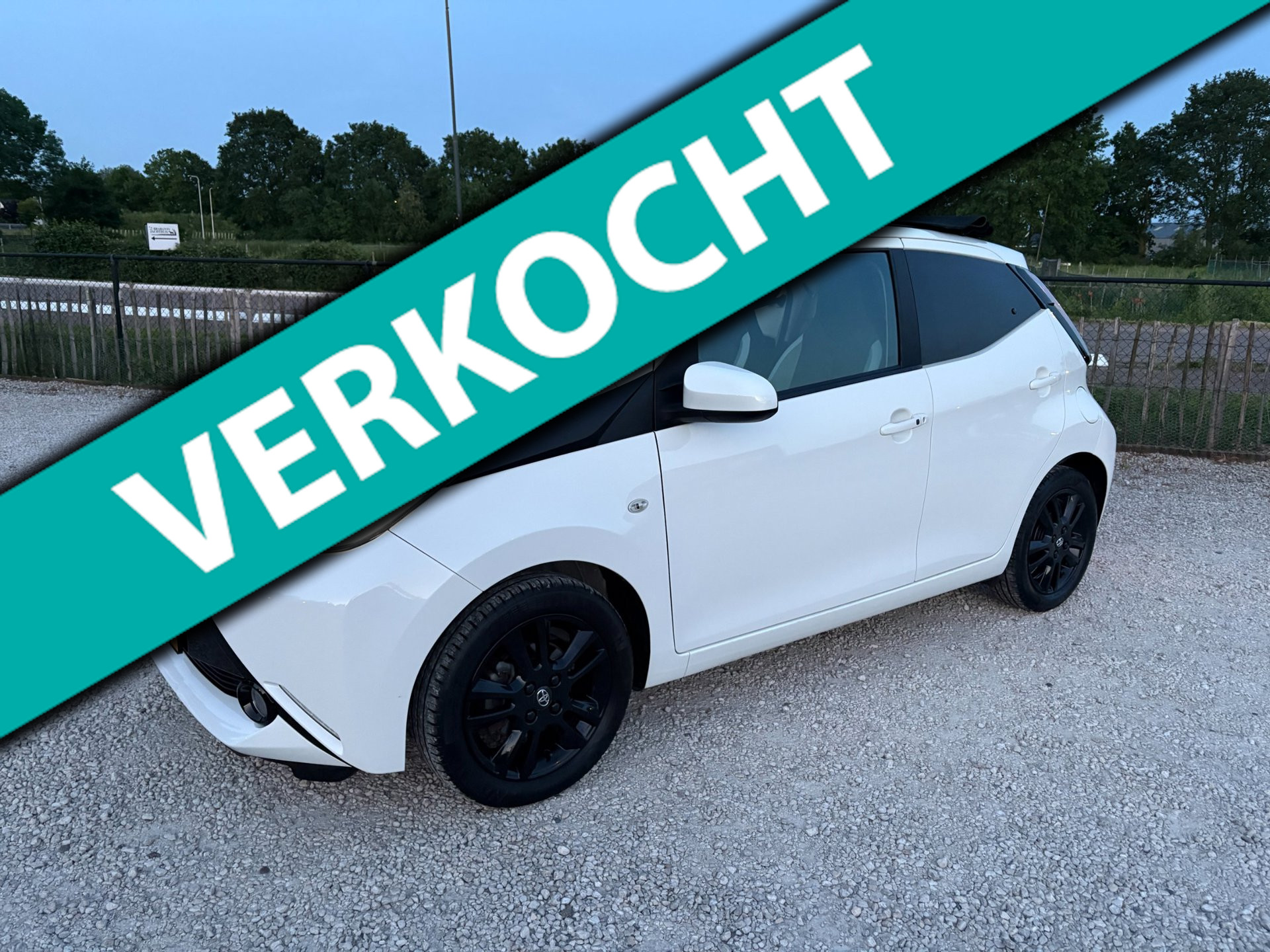 Toyota Toyota Aygo 1.0 VVT-i Automaat X-wave Cabrio VOL! 2016 - voorkant