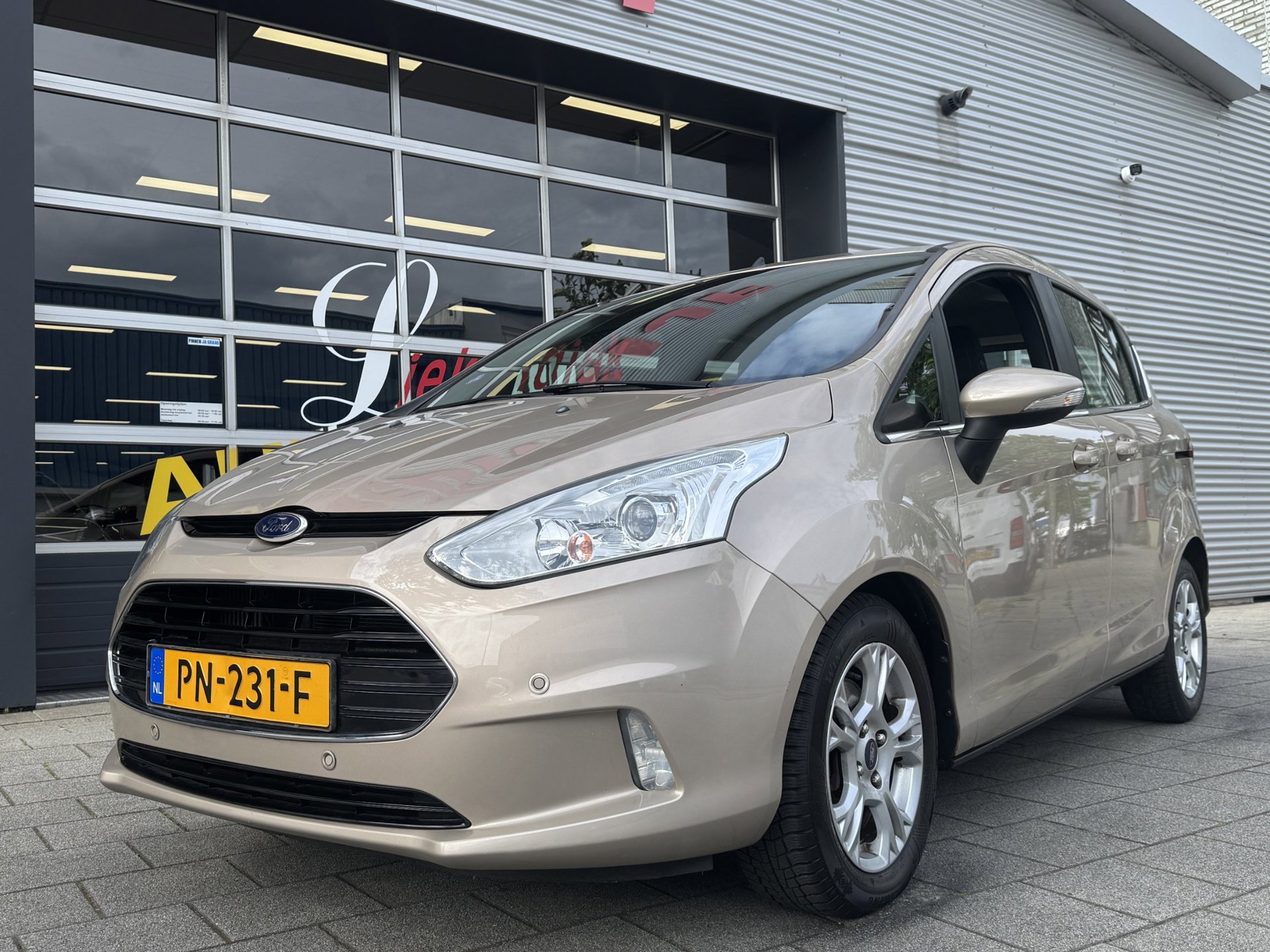 Ford B-max 1.0 EcoBoost Titanium I Navigatie I  Airco I PDC I Sport velgen I Dealer onderhouden 2017 - voorkant