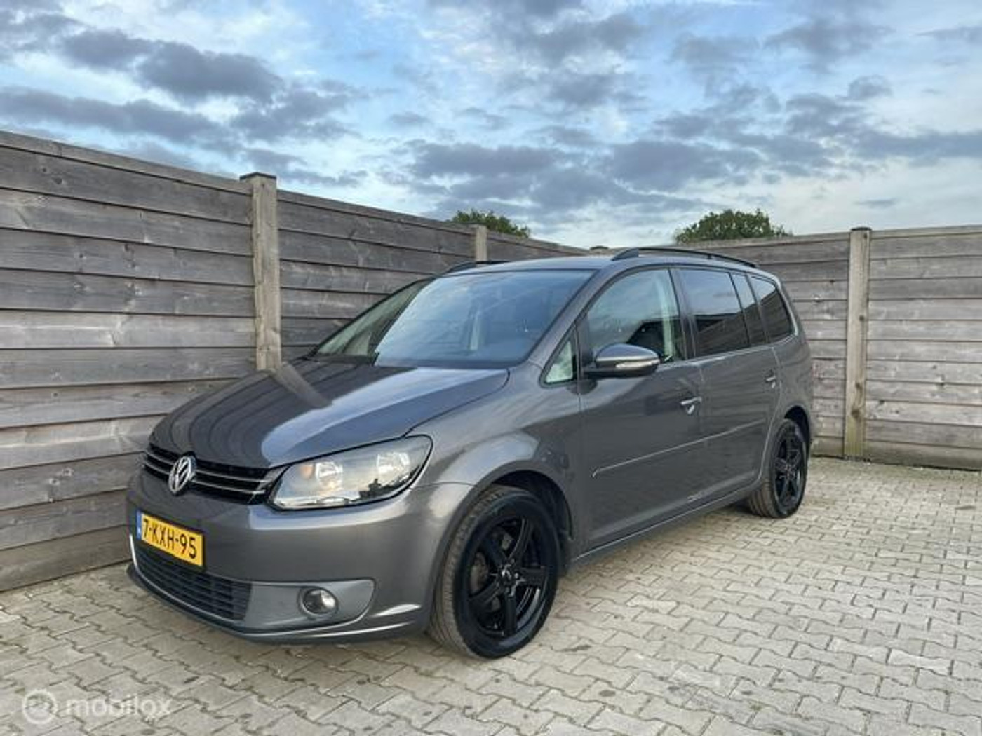 Volkswagen Touran 1.6 TDI Highline BlueMotion 7Persoons 2011 - voorkant