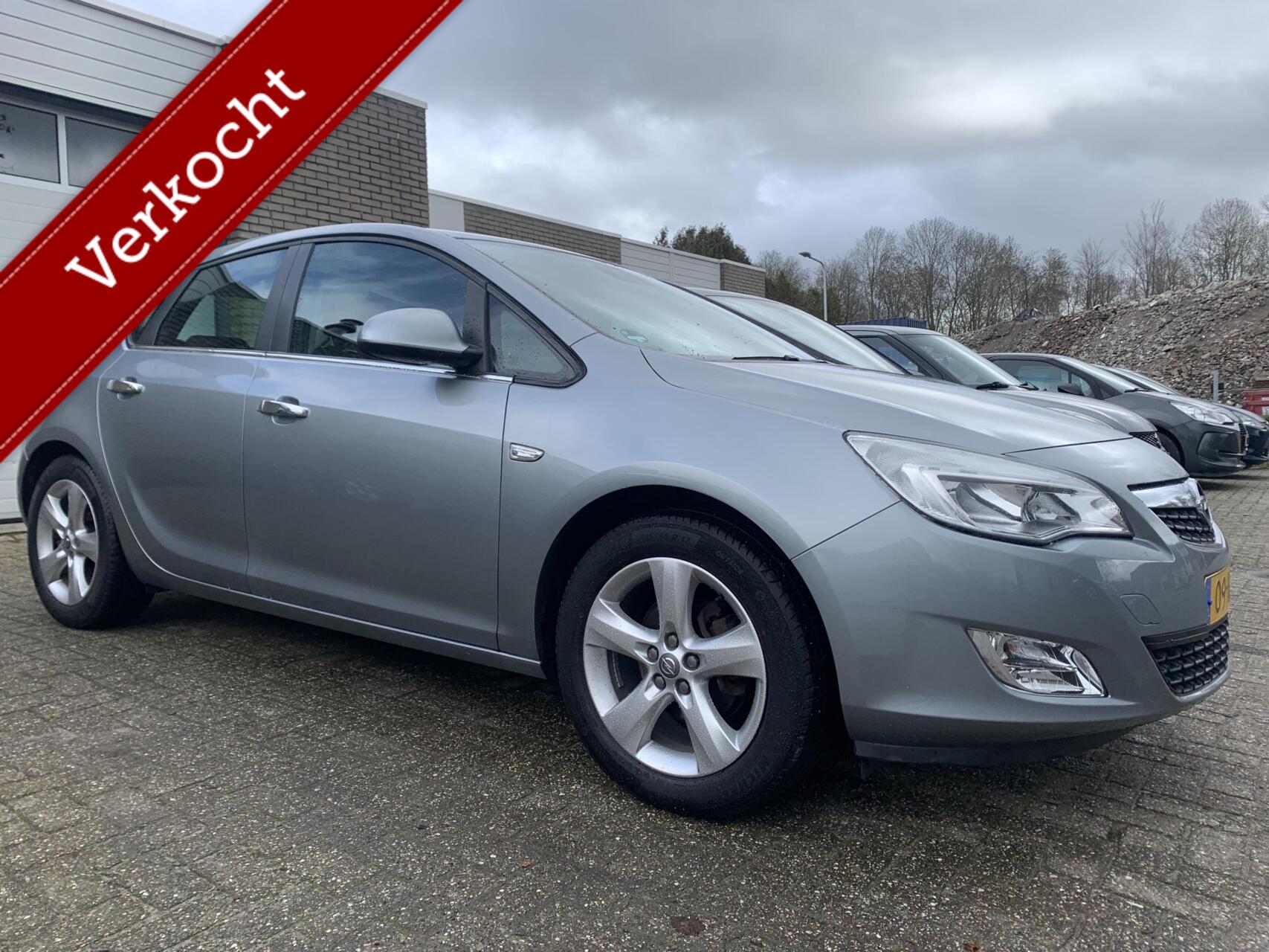 Opel Astra 1.4 Turbo Cosmo DEALER onderhouden CarPlay Airco Trekhaak Cruise control 2010 - voorkant