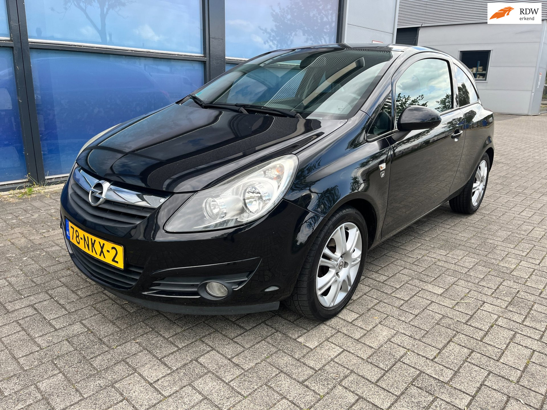 Opel Corsa 1.2-16V '111' Edition 2010 - voorkant