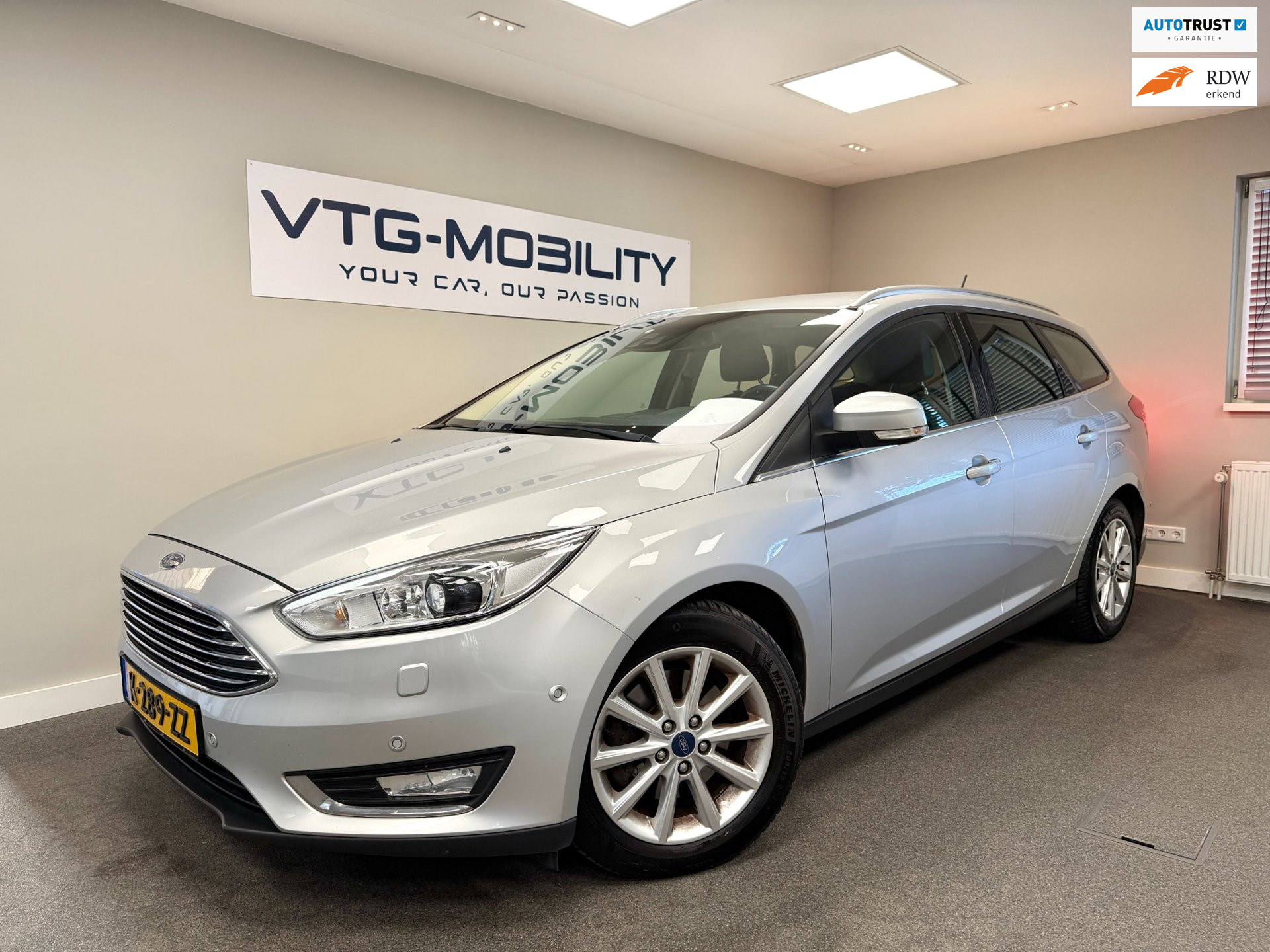 Ford Focus 1.5 Titanium Groot Navi|Stuur + Stoelverwarming|PDC V/A|ClimateControl|Keyless Go|Xenon|APK 04-2027 2017 - voorkant