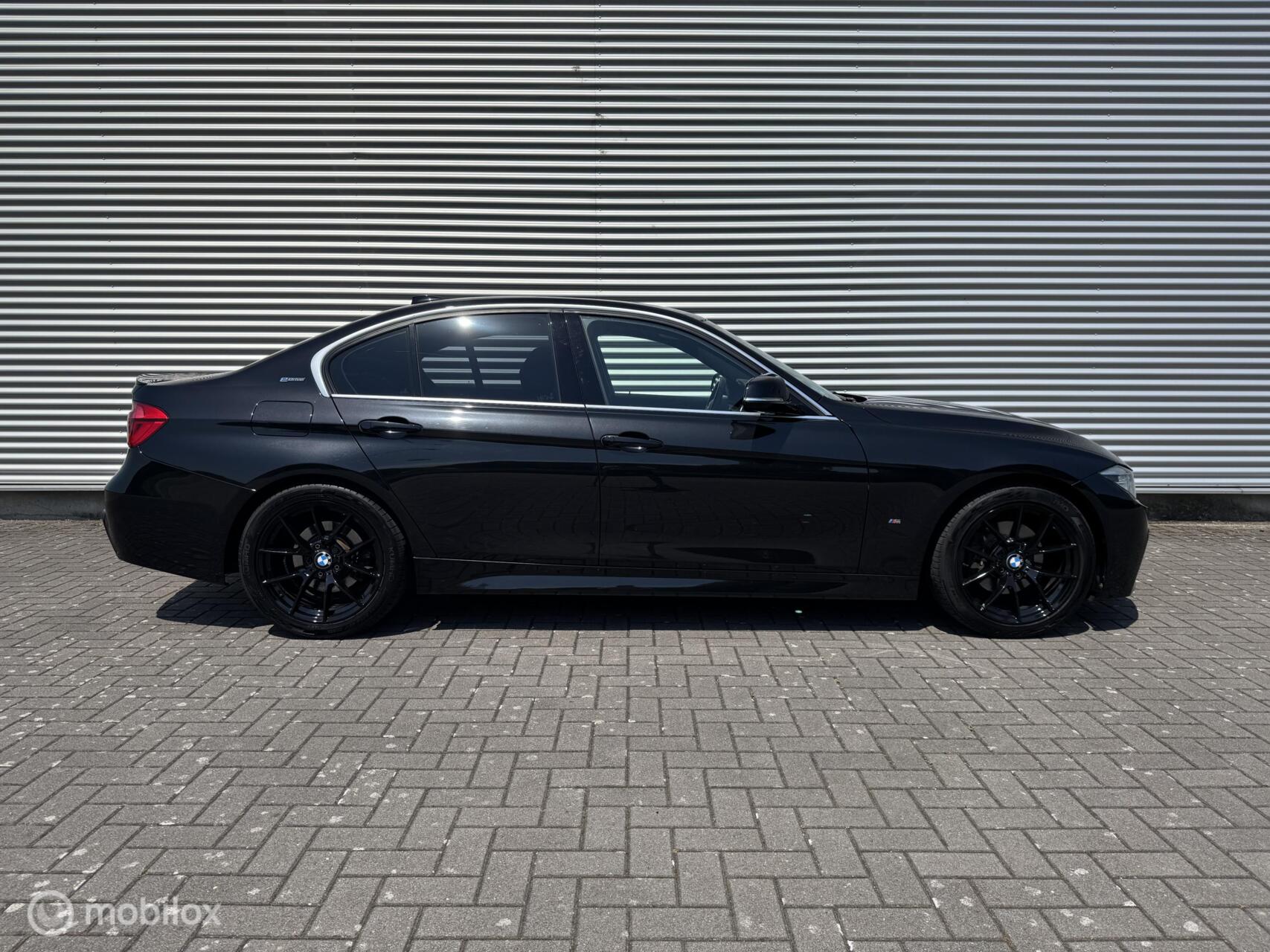 Foto van BMW 330e Iperformance
