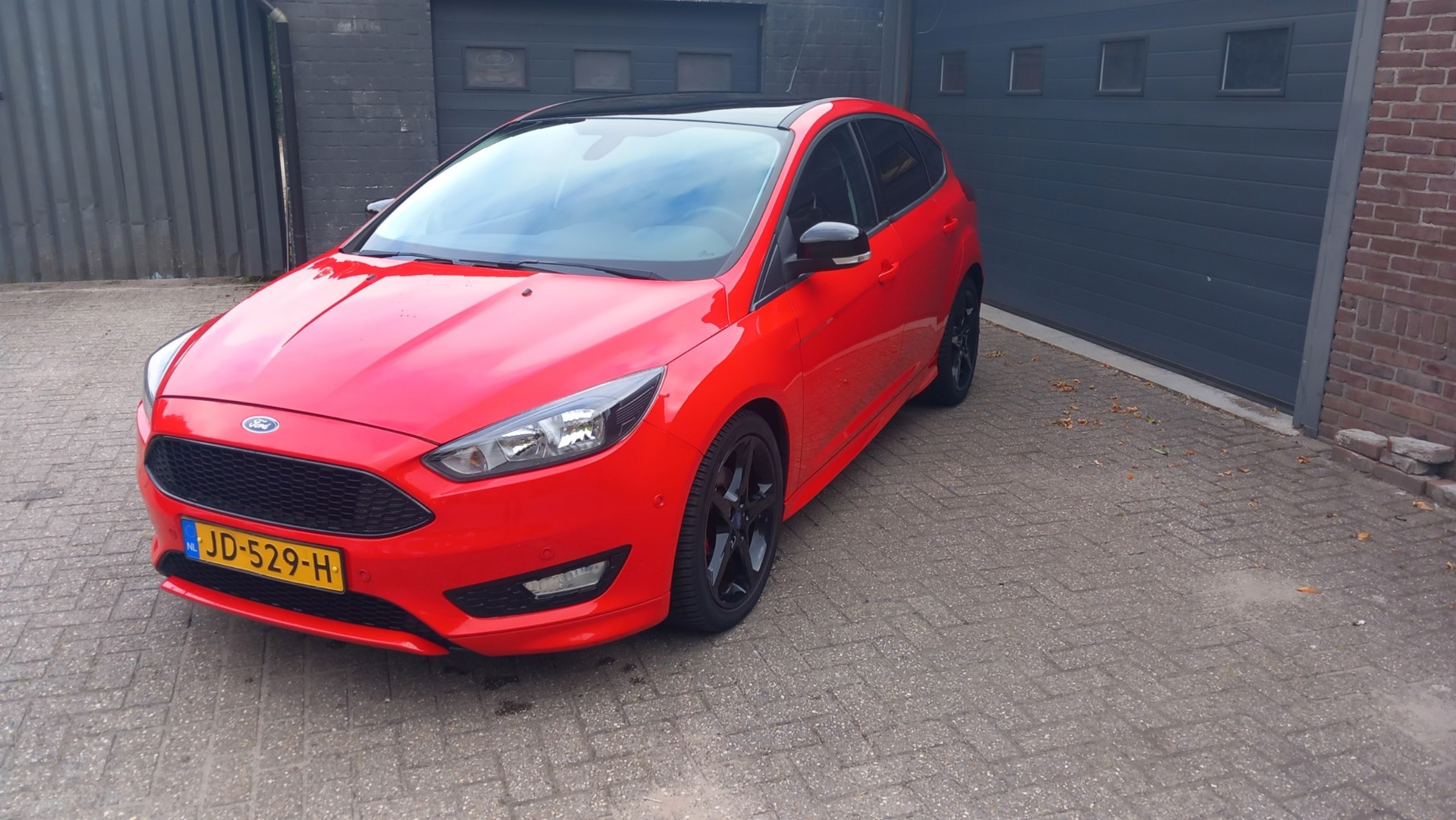 Ford Focus 1.5 Red Edition ST line Cruise 18 inch PDC Navi 2016 - voorkant