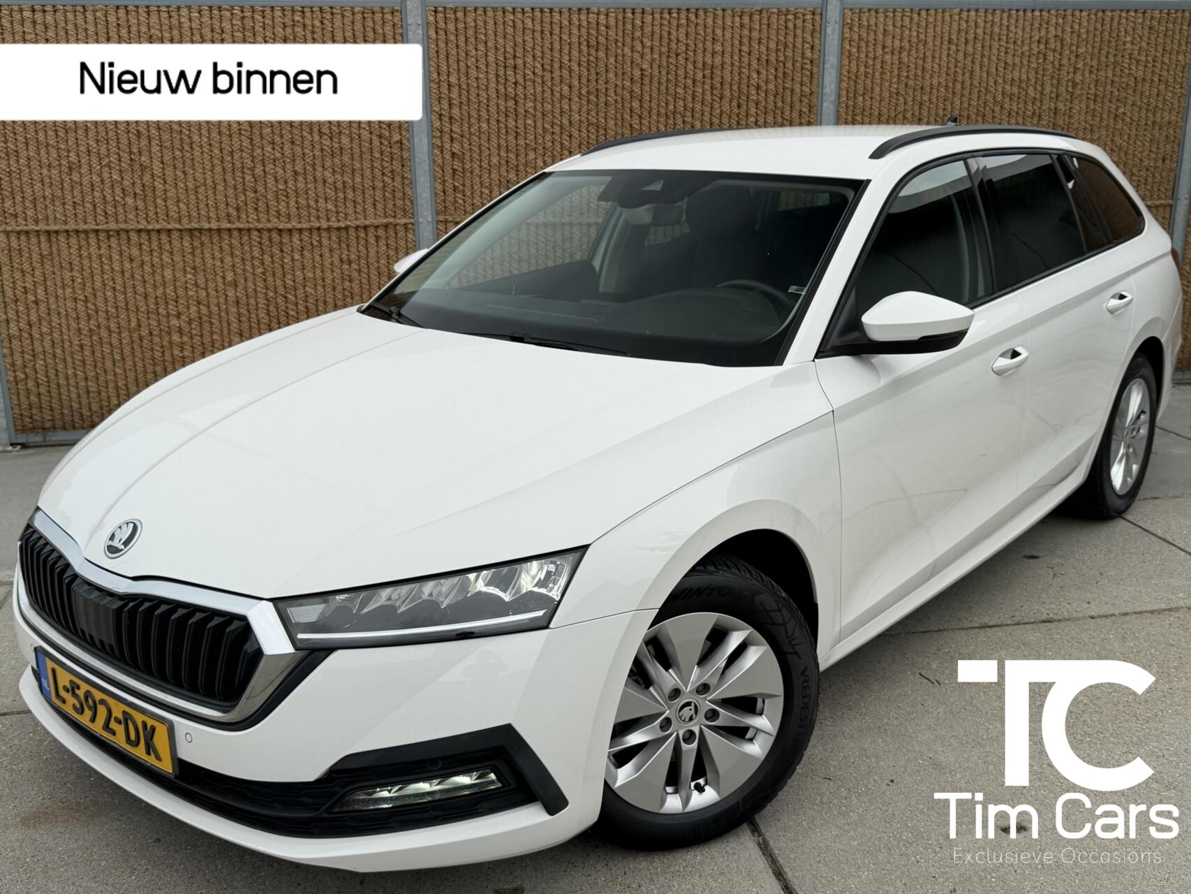 Skoda Octavia 1.0 TSI Business Edition Getint glas | Parkeersensoren voor en achter | Elektrisch bedienbare achterklep | LED koplampen | Climate & cruise control | Navigatiesysteem 2021 - voorkant