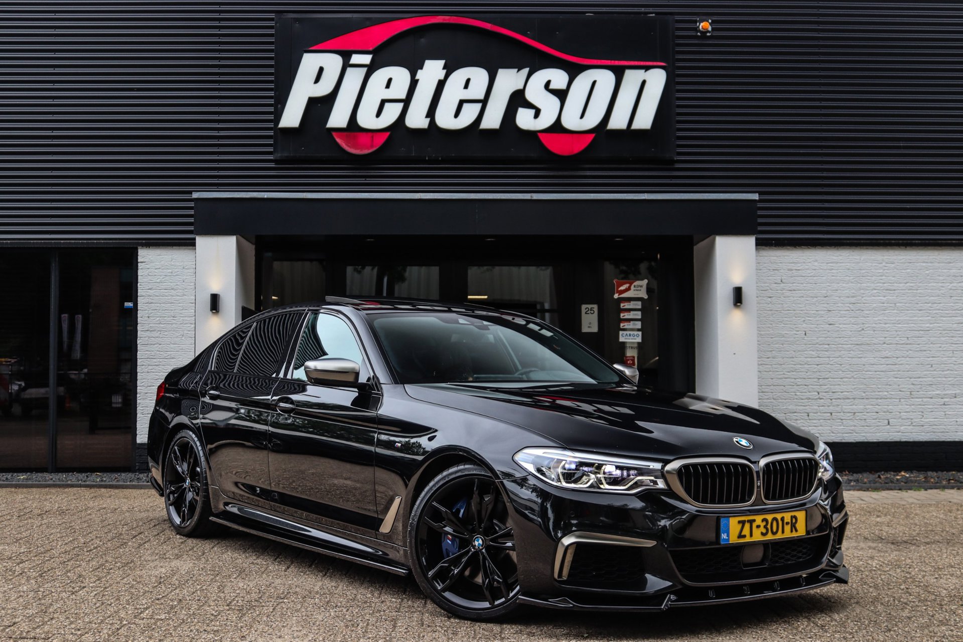 BMW M550i xDrive M550i xDrive DEALER OH PANO B&W MASSAGE 360 ACC 2018 - voorkant