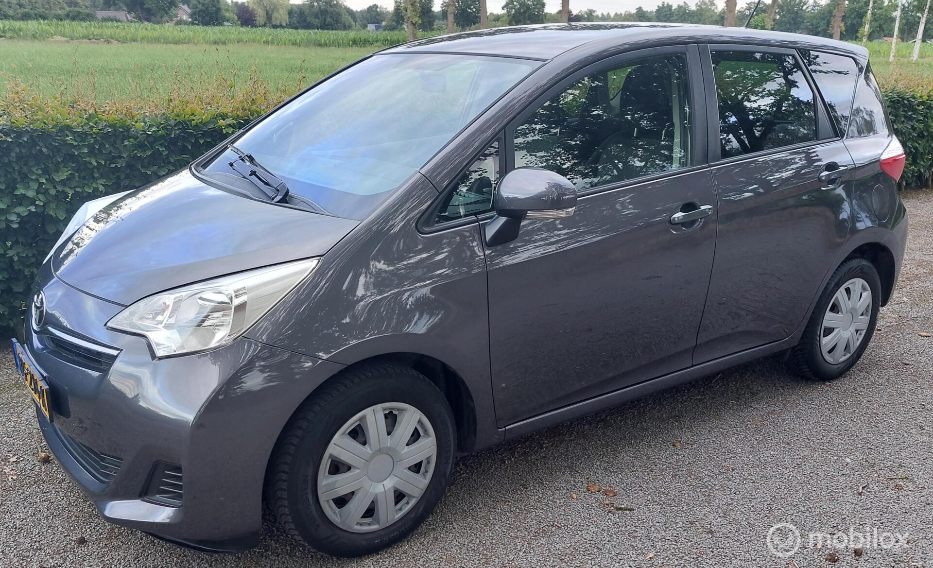 Toyota Toyota Verso-s 1.3 VVT-i Dynamic 2013(Trekhaak/Airco/Cruise) 2013 - voorkant