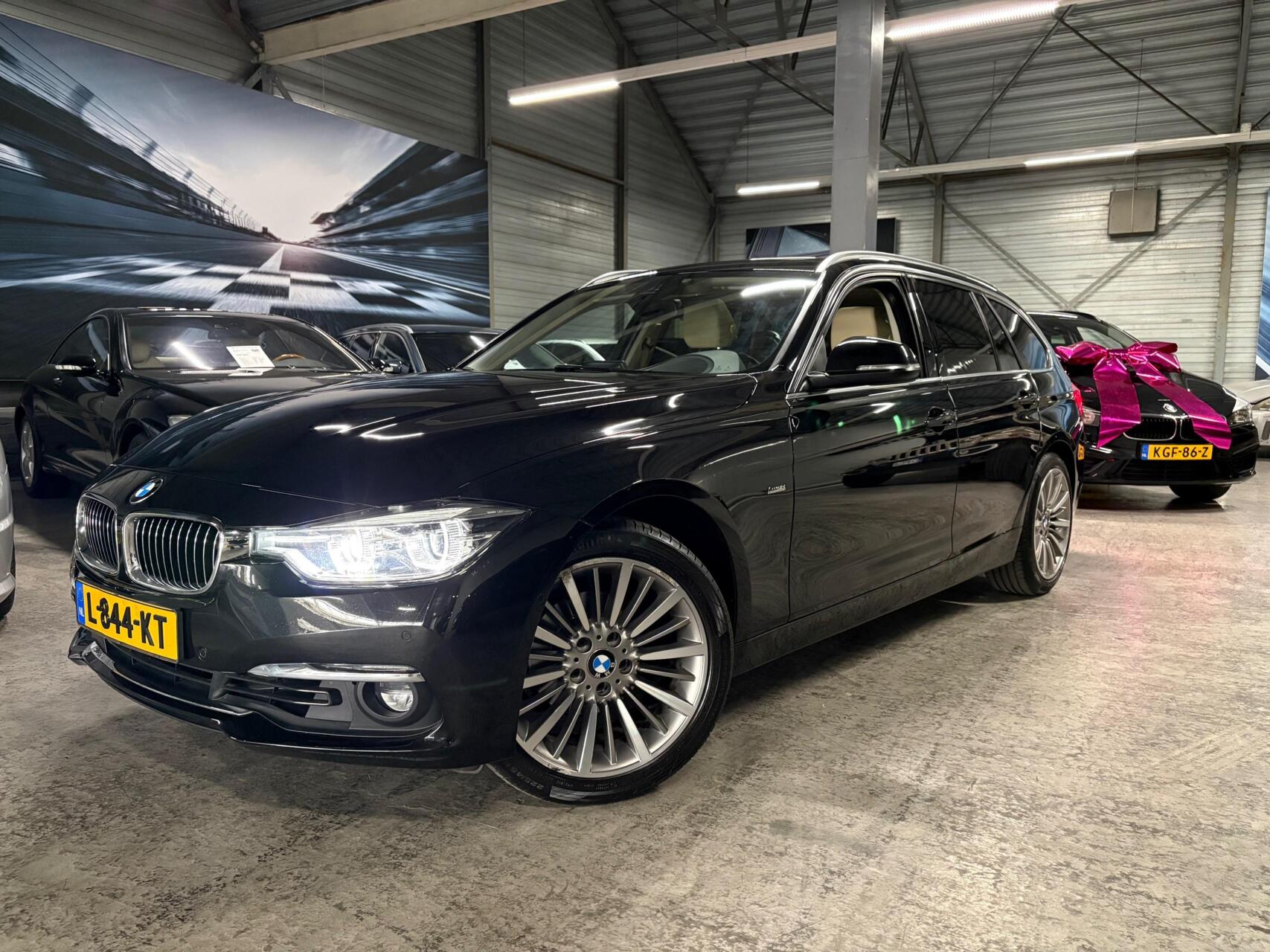 BMW 320i 320i Luxury Edition|Leder|Panorama|HUD 2017 - voorkant