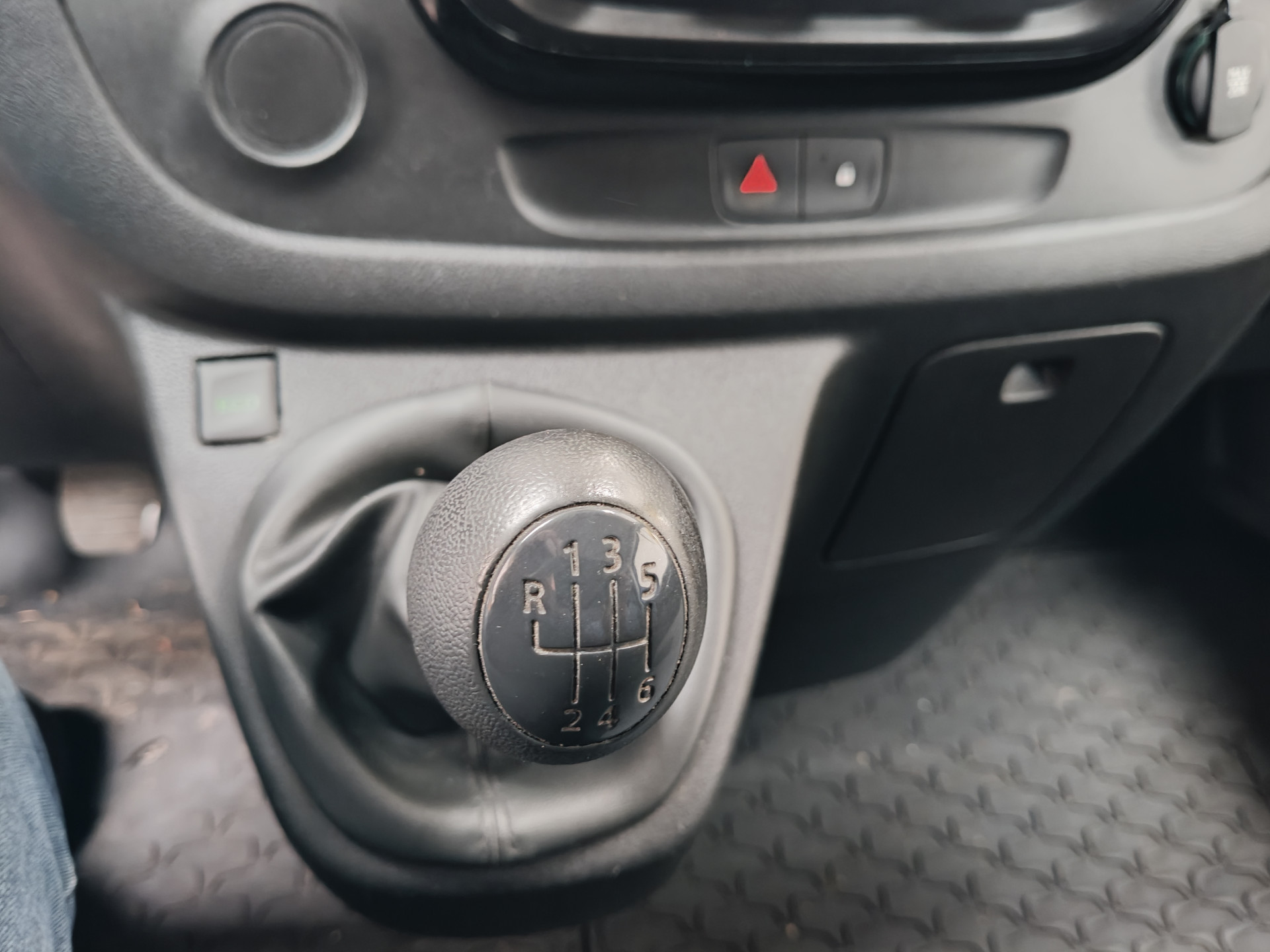 Foto van Opel Vivaro-b