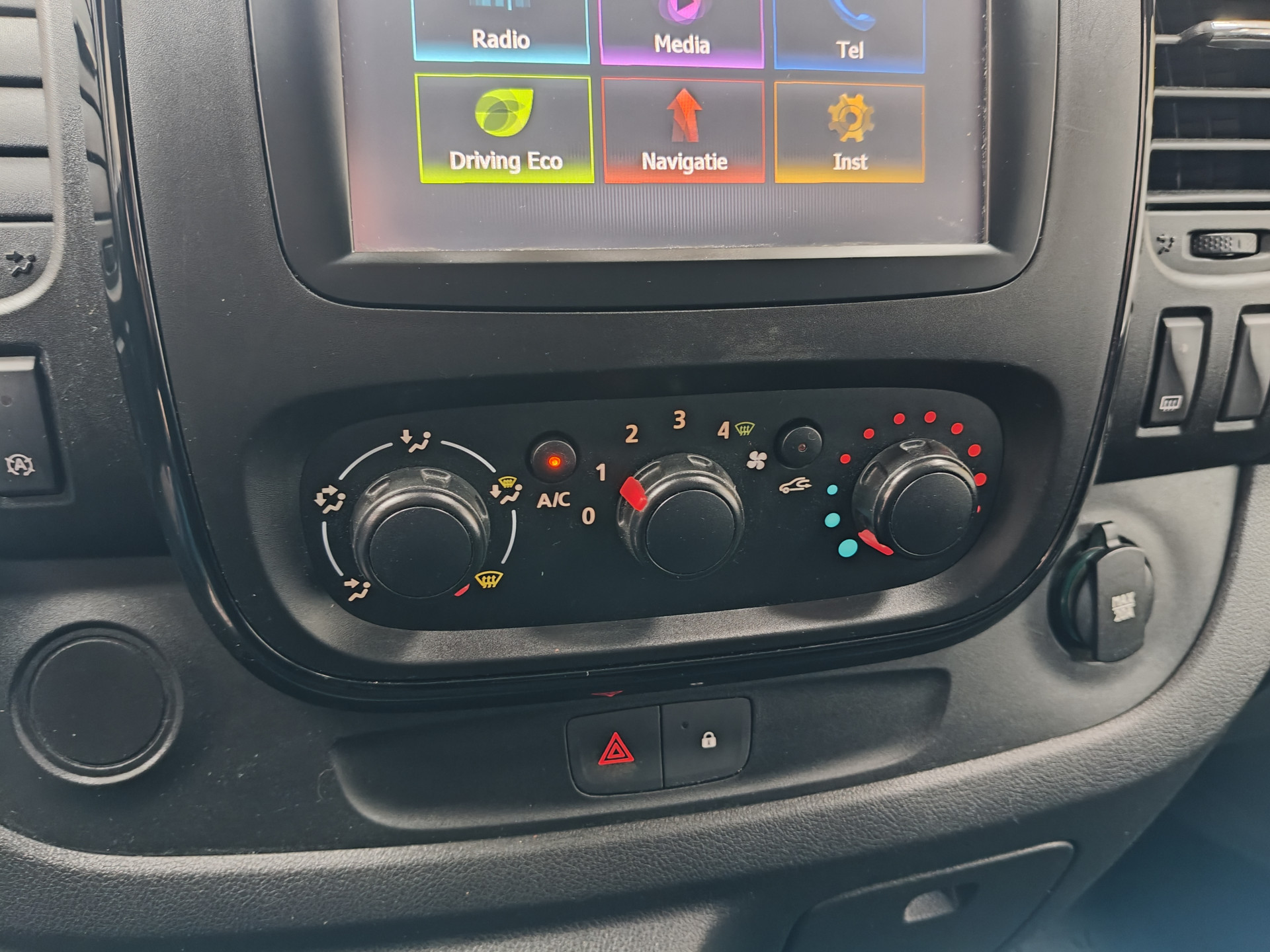 Foto van Opel Vivaro-b