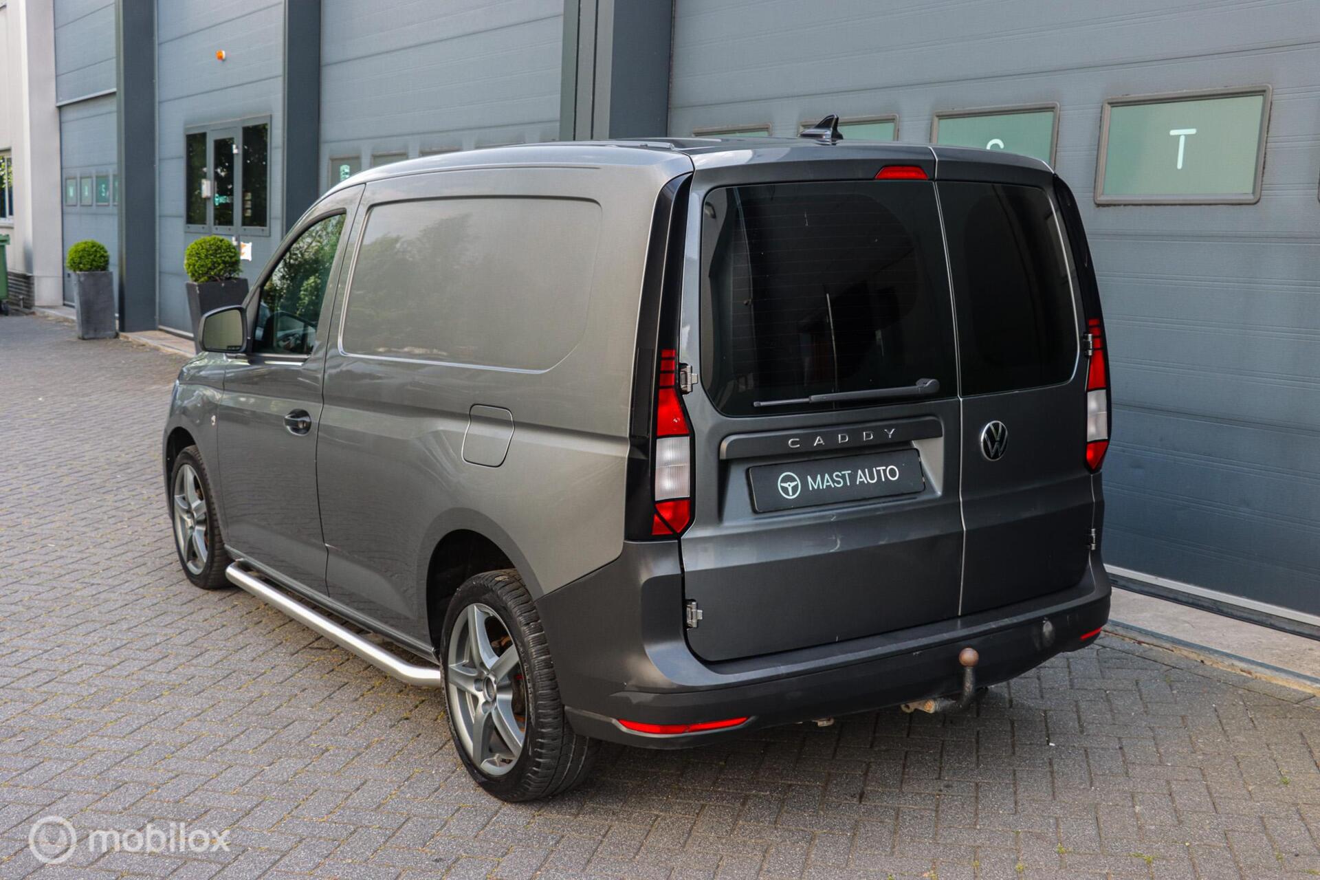 Foto van Volkswagen Caddy Modified Partition Wall