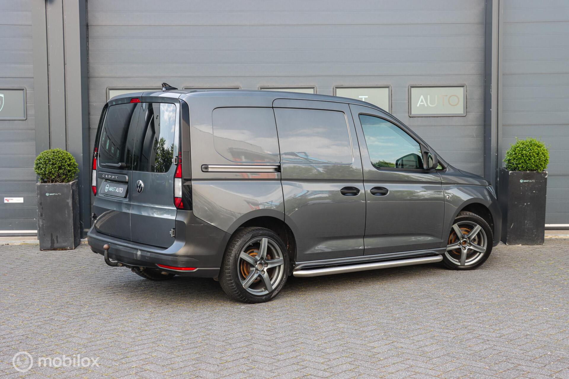 Foto van Volkswagen Caddy Modified Partition Wall