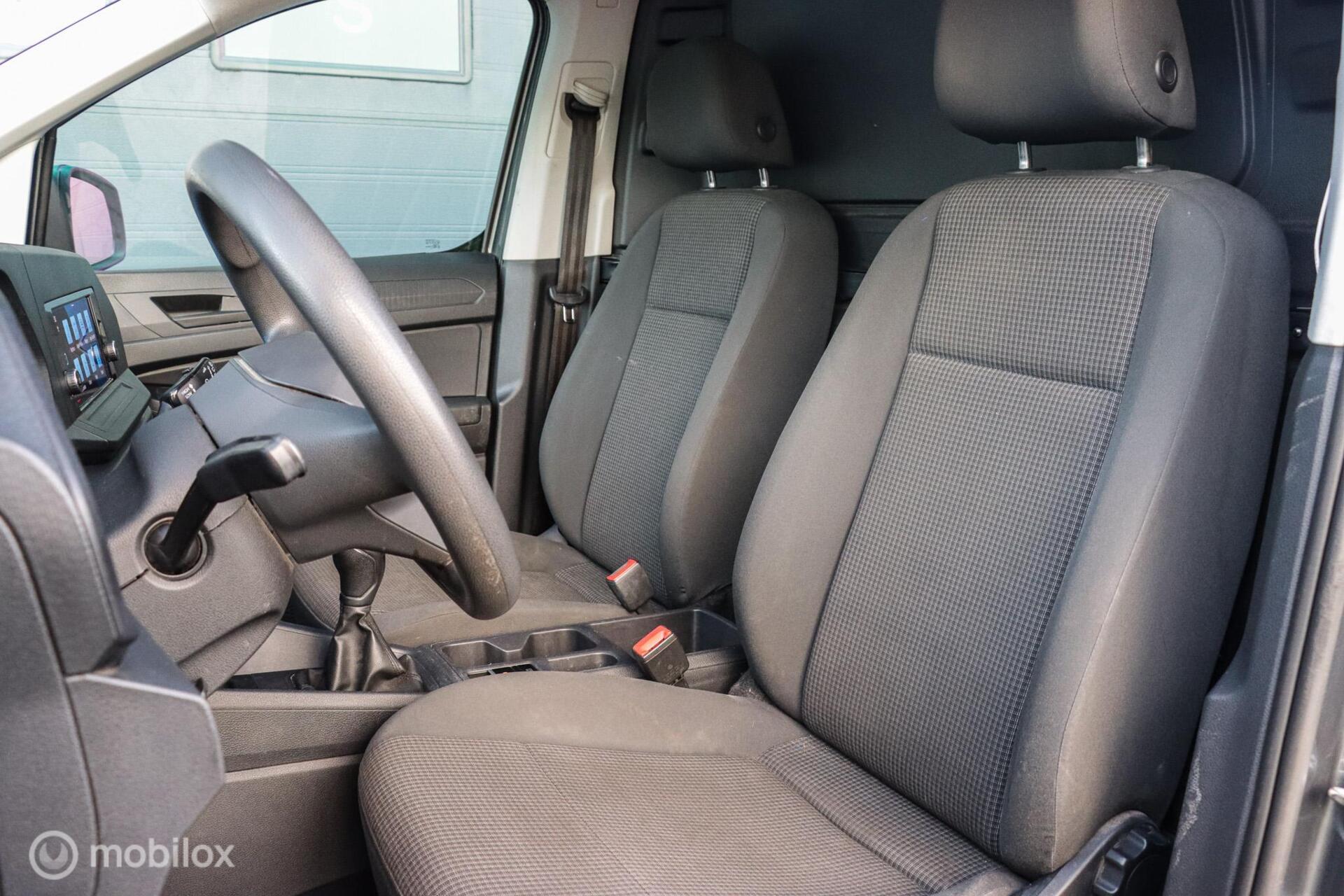 Foto van Volkswagen Caddy Modified Partition Wall