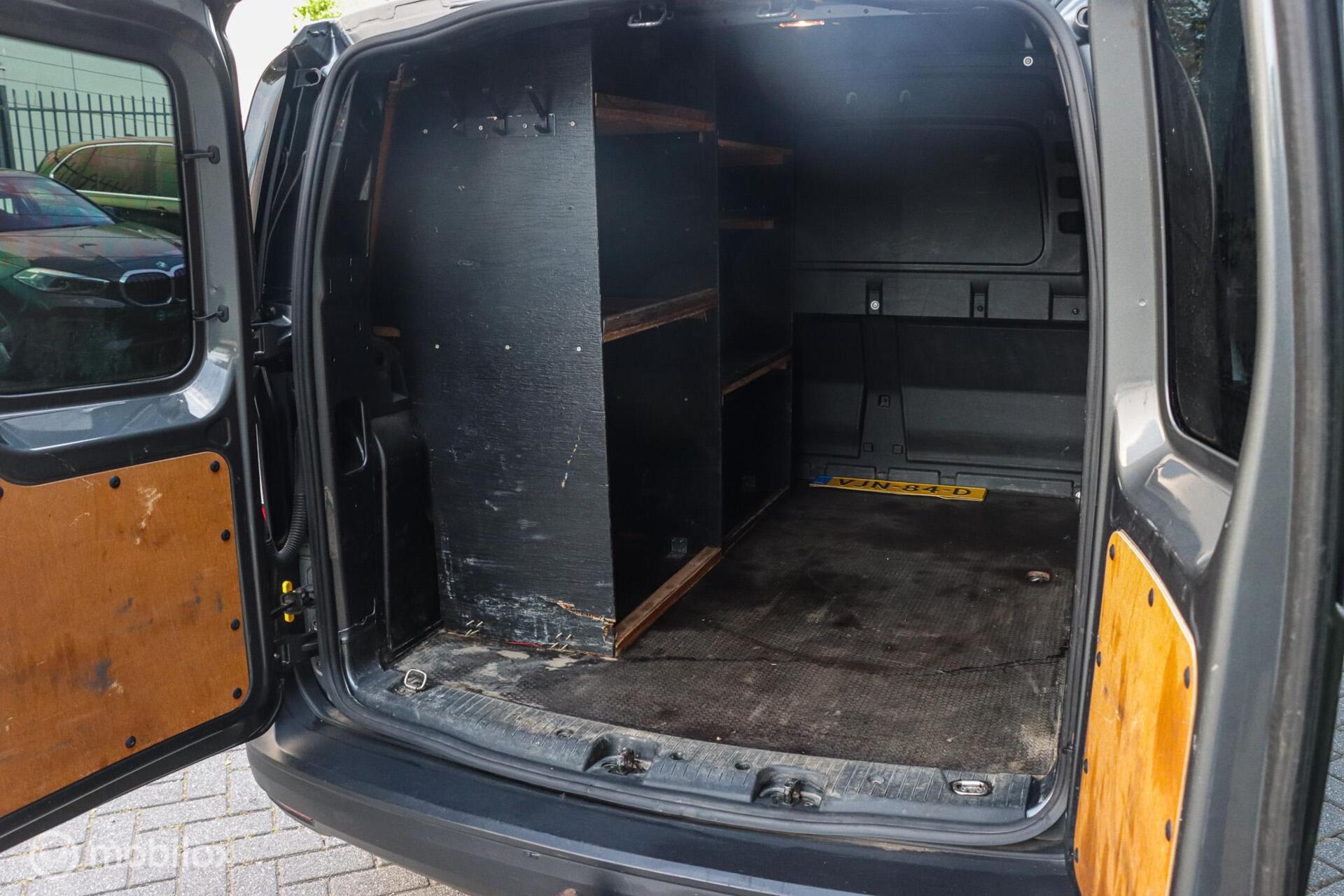 Foto van Volkswagen Caddy Modified Partition Wall