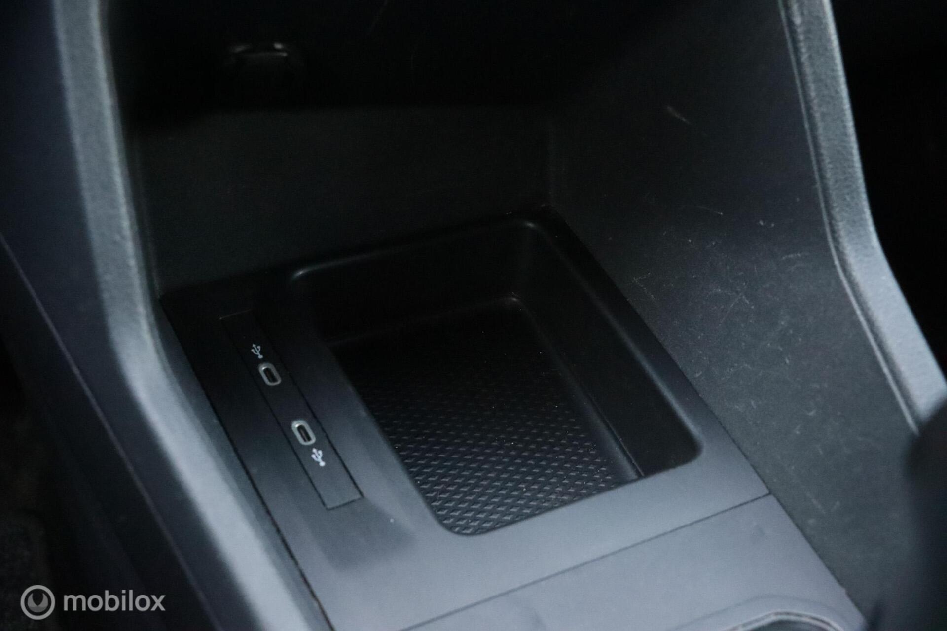 Foto van Volkswagen Caddy Modified Partition Wall