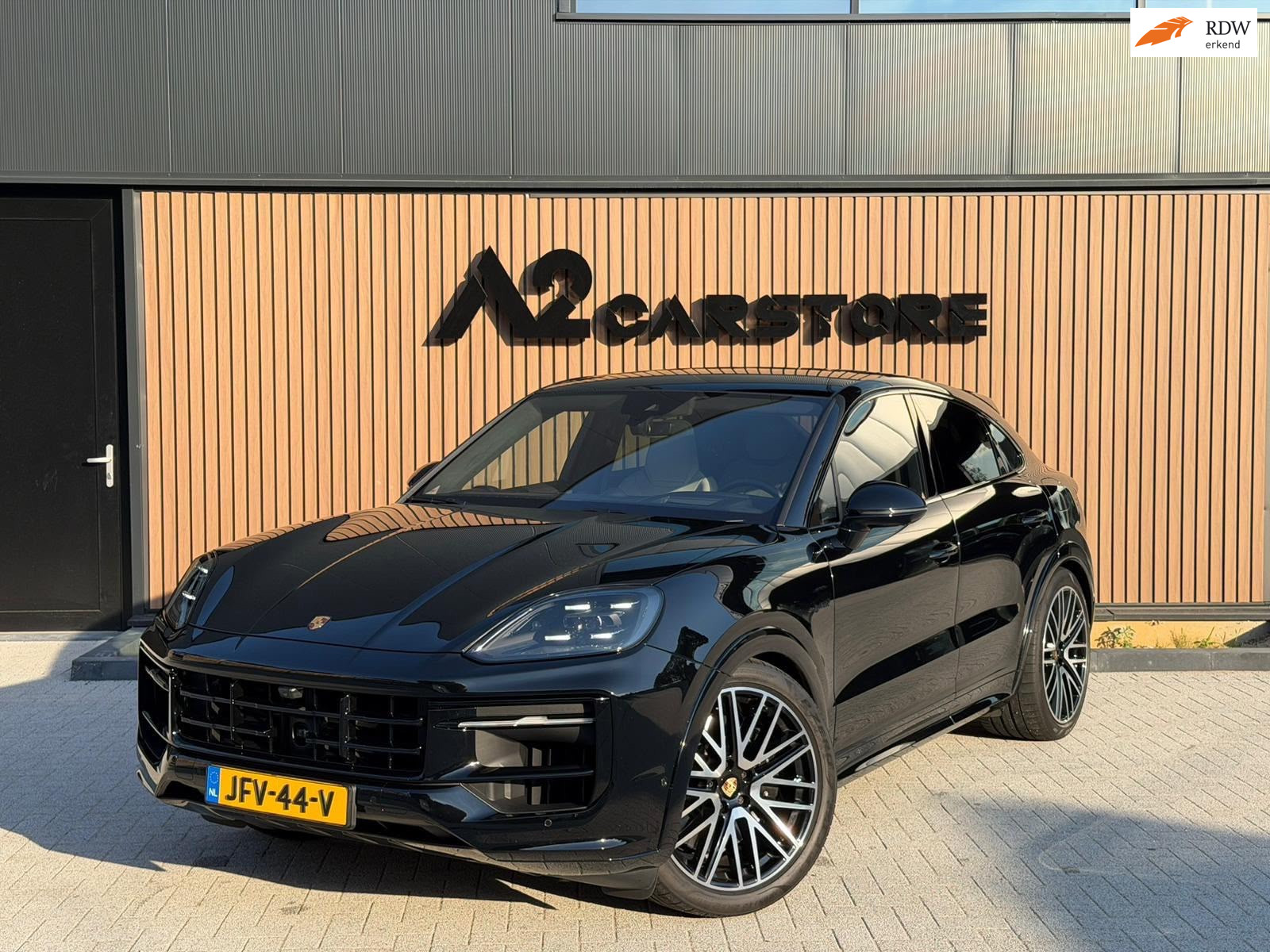 Foto van PORSCHE CAYENNE S E-HYBRID