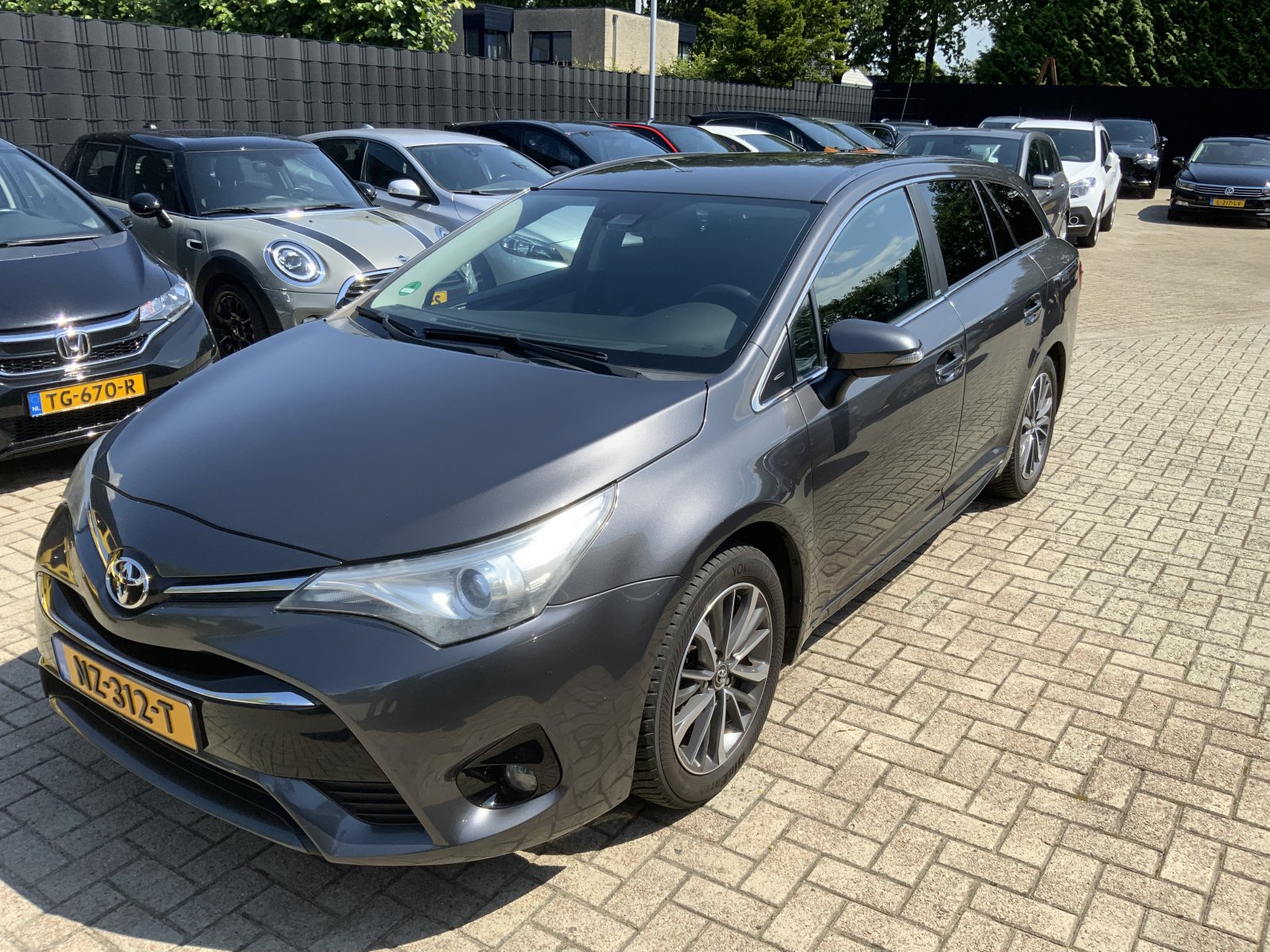 Toyota Avensis Touring Sports 1.8 VVT-i Dynamic 2016 - voorkant