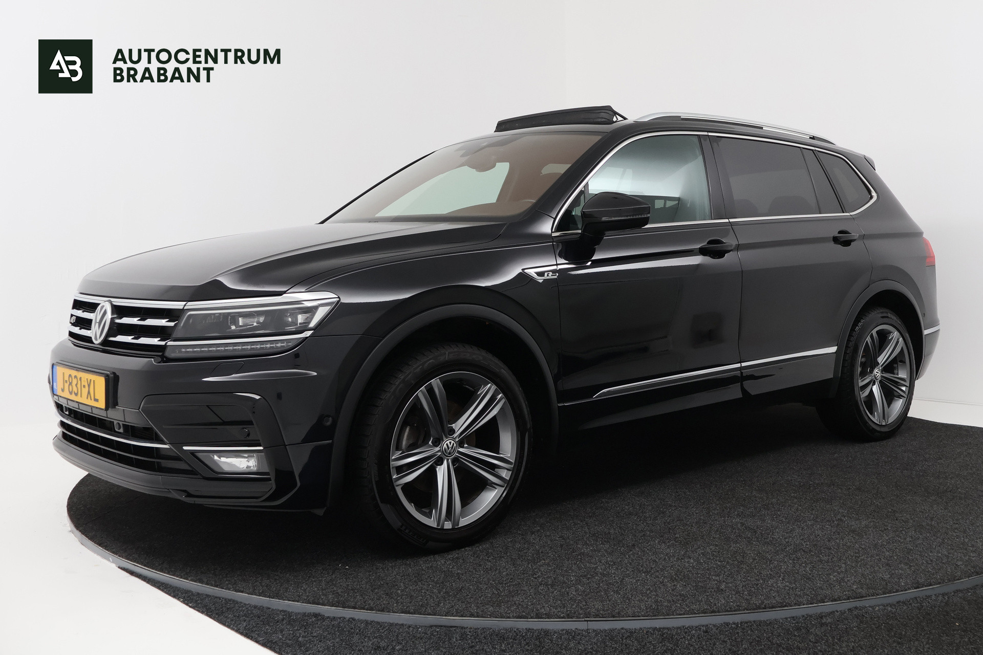 Volkswagen Tiguan 1.5 TSI Highline Business R (PANORAMADAK, DIGITALE COCKPIT, 360 CAMERA, STOELVERWARMING, 1e EIGENAAR) 2020 - voorkant