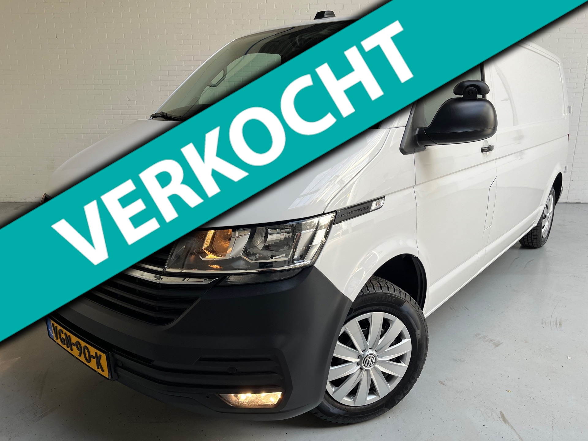Volkswagen Transporter Automaat DSG Servicewagen 2.0 TDI 150pk L2H1 3Persoons Sortimo Inrichting, Airco, Navigatie, RIJKLAARPRIJS! 2020 - voorkant