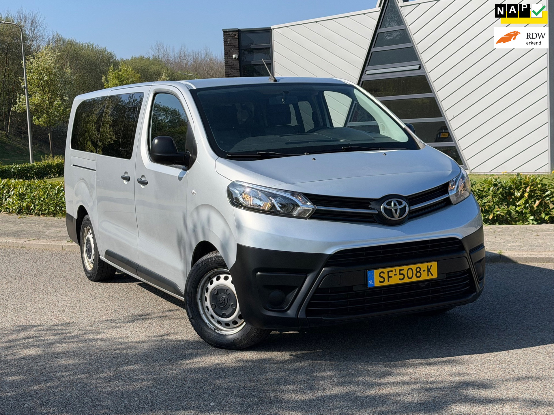 Toyota Proace 1.6 D-4D Cool Comfort Long 9 persoons | pano | Airco | Cruise | Radio | 2018 - voorkant