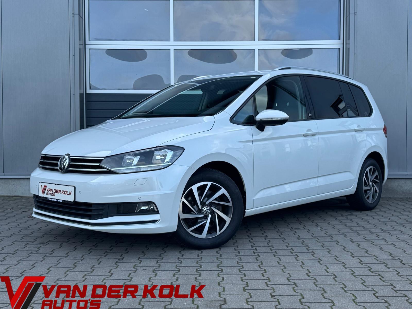 Volkswagen Touran 1.4 TSI Sound 7 Persoons Automaat | CarPlay | Navigatie | Adaptive Cruise | Climate | Stoelverwarming 2017 - voorkant