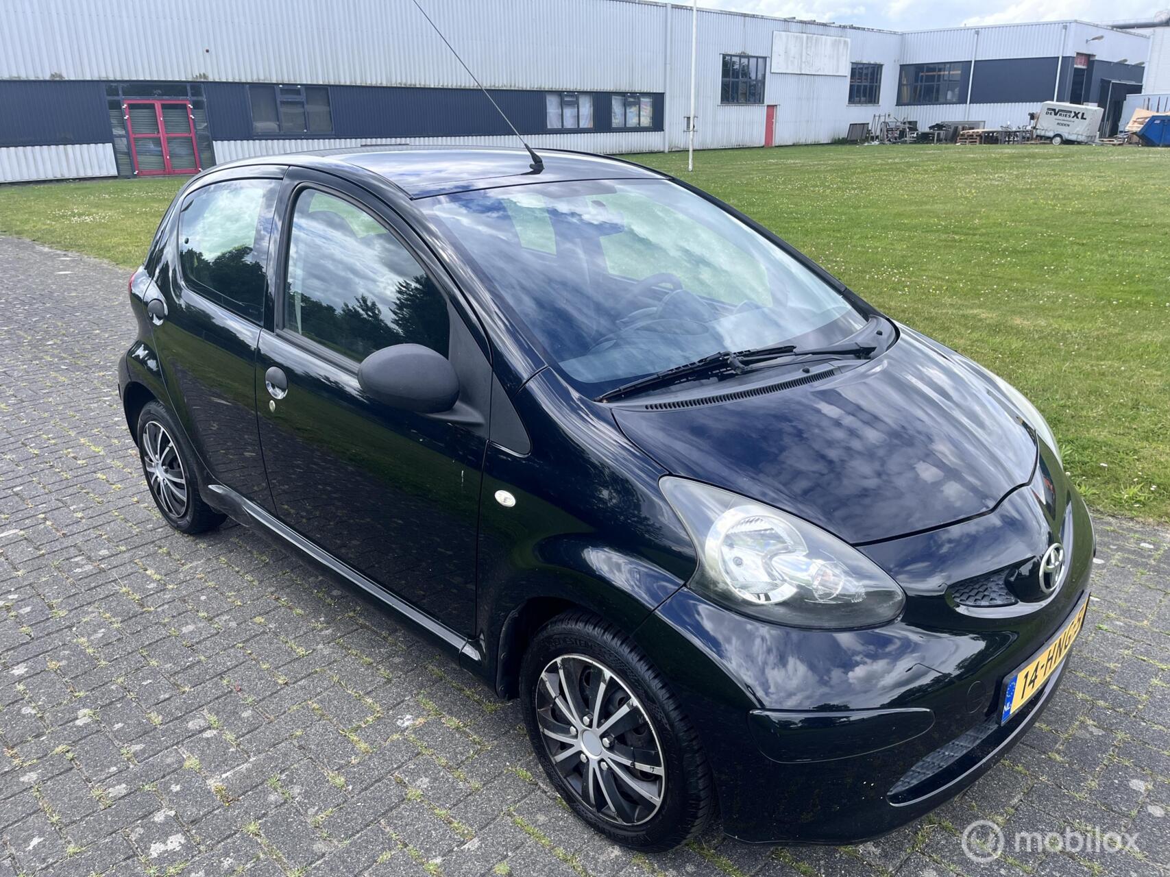 Toyota Toyota Aygo 1.0-12V / Airco / NAP / APK / 5drs / 2009 - voorkant