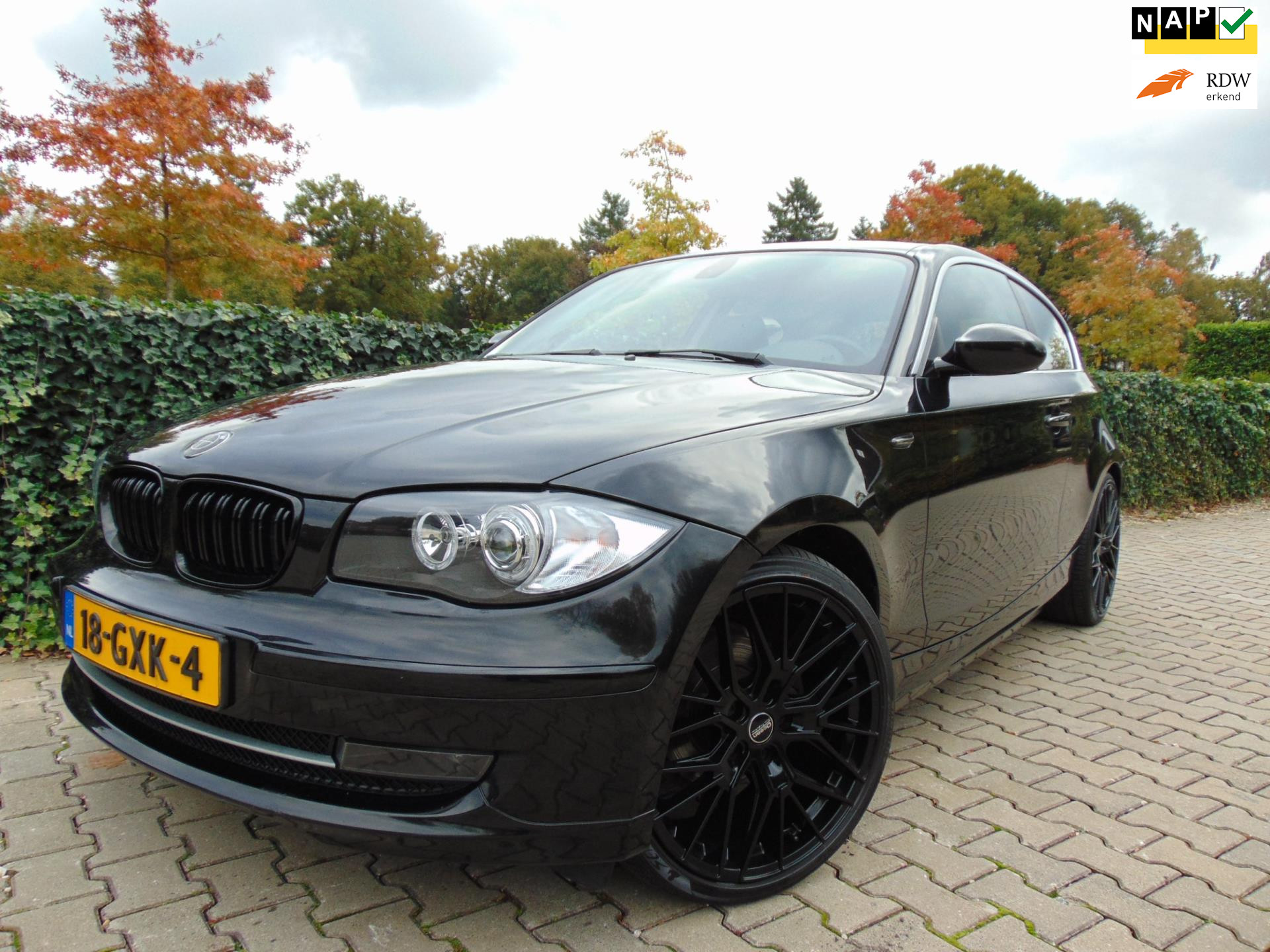 BMW 1er Reihe 116i Sport Line , Airco / Elec.Pakket / Isofix / Xenon / 19" Lm Velgen / Trekhaak Afneembaar. 2008 - voorkant
