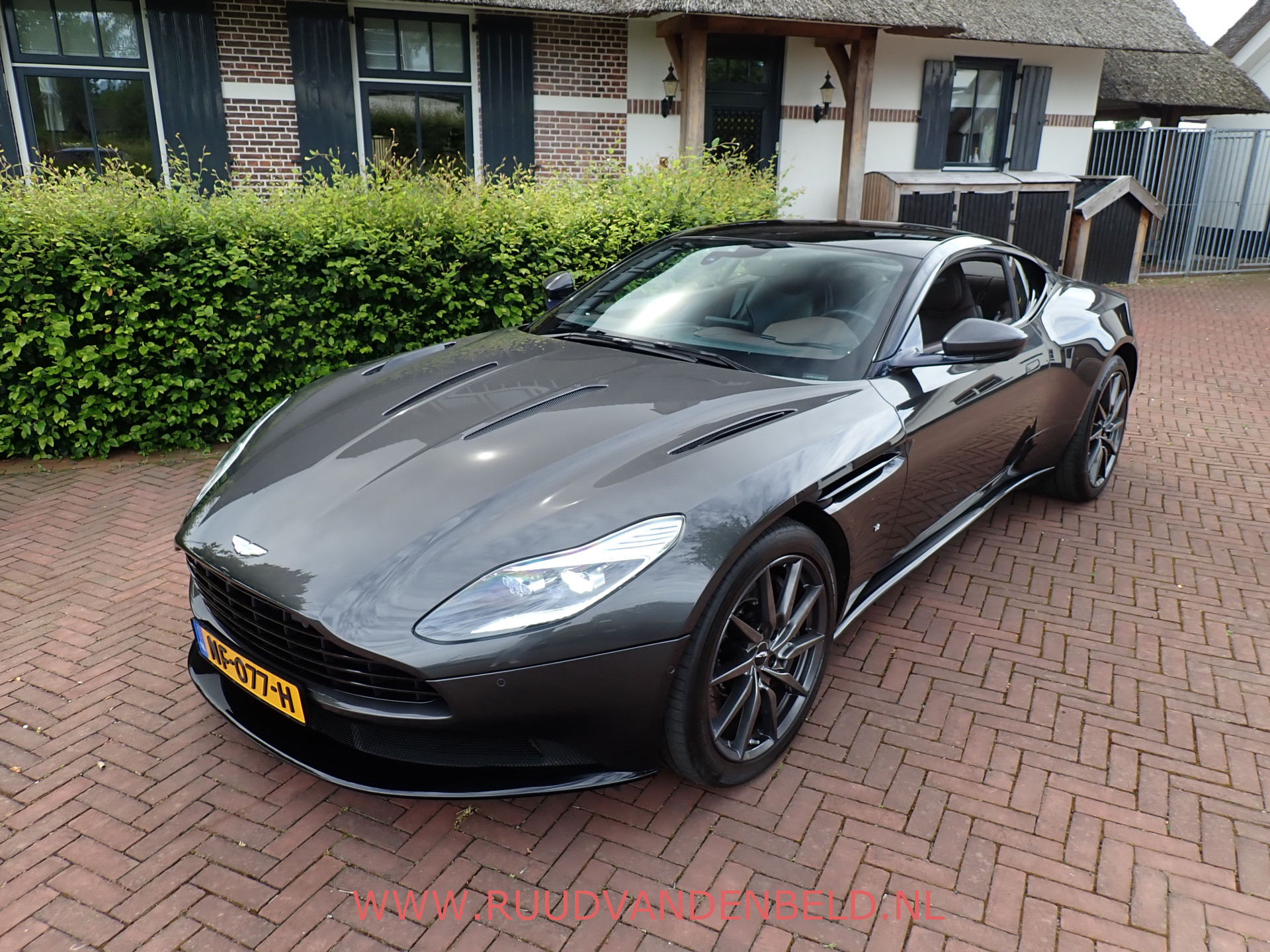 Foto van Aston Martin Db11