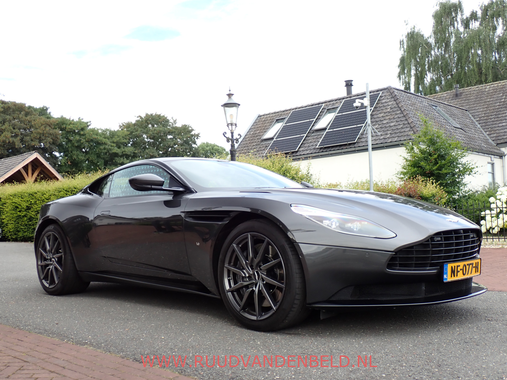 Foto van Aston Martin Db11