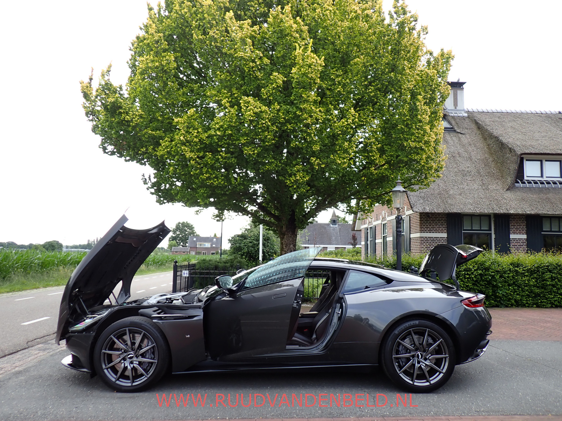 Foto van Aston Martin Db11