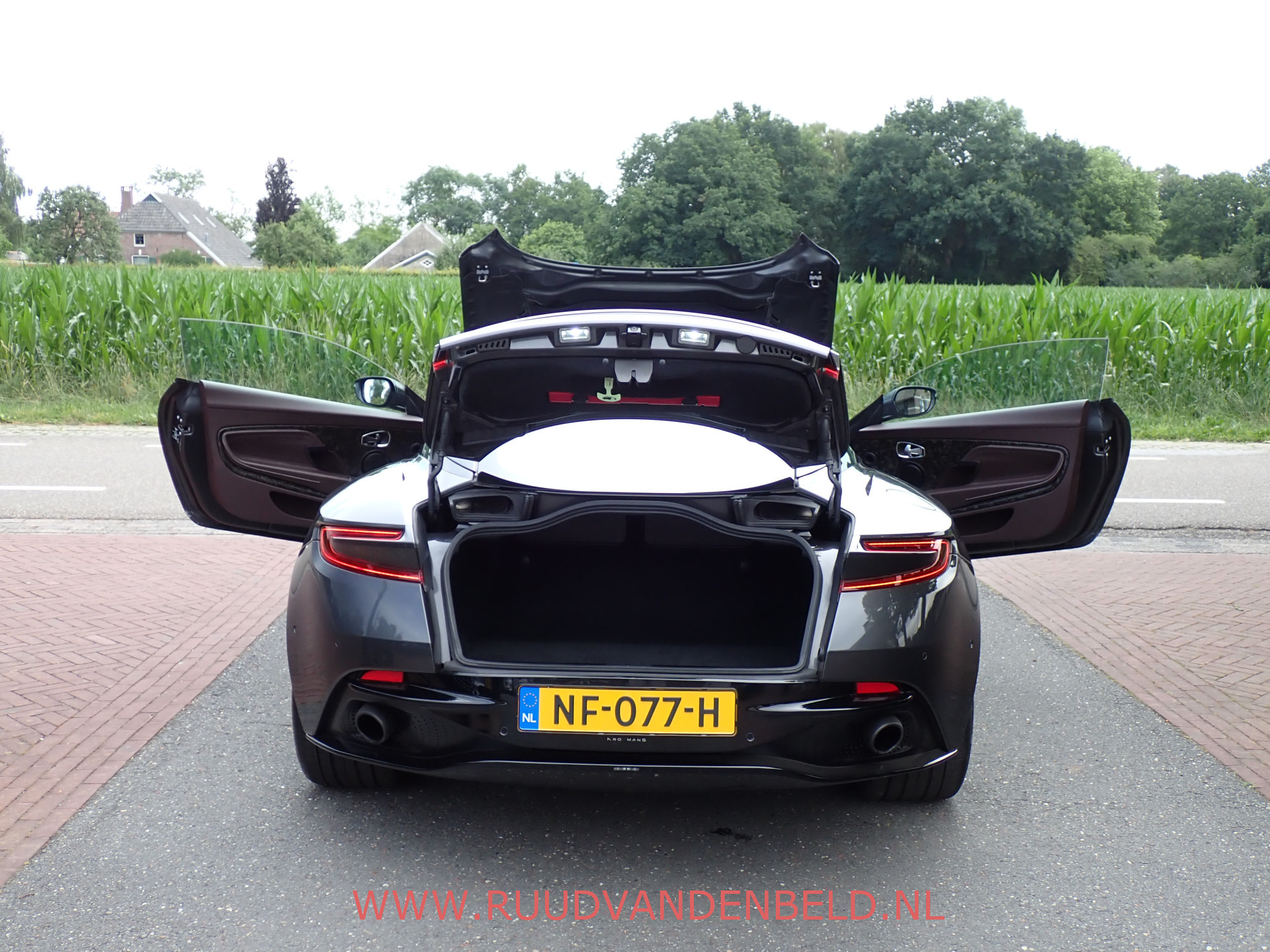 Foto van Aston Martin Db11
