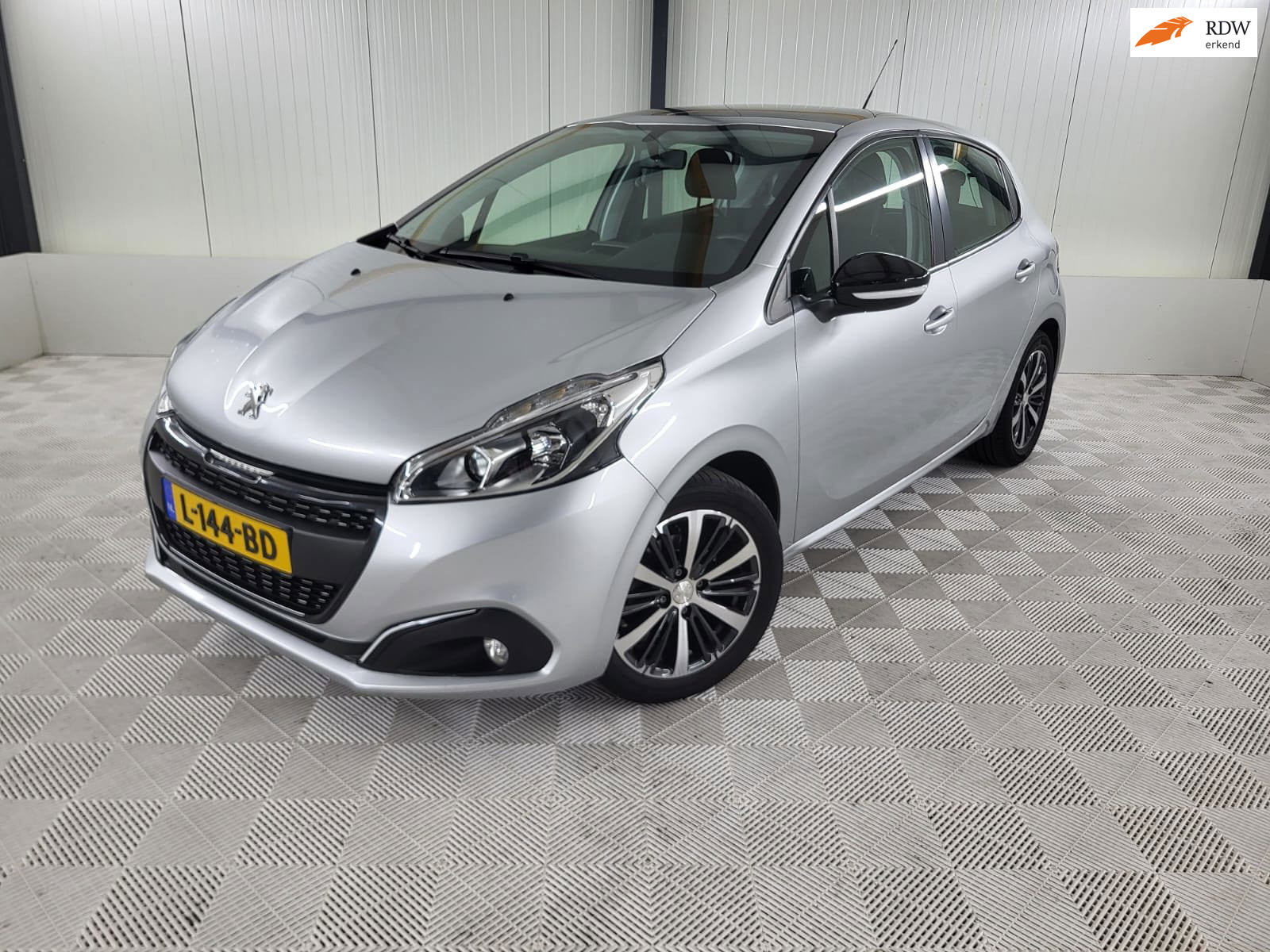 Peugeot 208 1.2 PureTech Camera, Panodak, App-connect, Stoelverwarming 2018 - voorkant