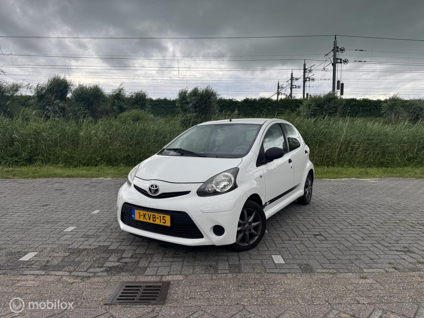 Toyota Toyota Aygo 1.0 VVT-i | Airco | Elek. Pakket | LM Velgen 2013 - voorkant