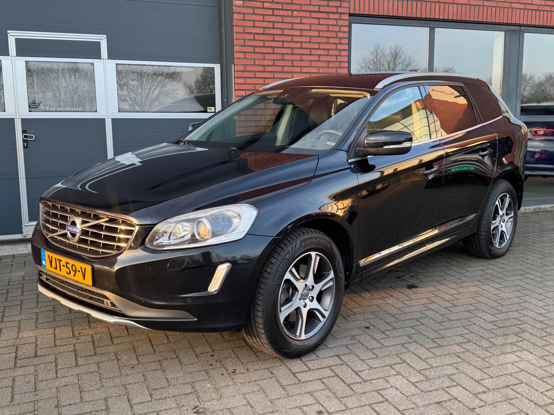 Volvo Xc60 Grijs Kenteken 2.0 D4 FWD Summum Cruise Navi Euro6 2015 - voorkant