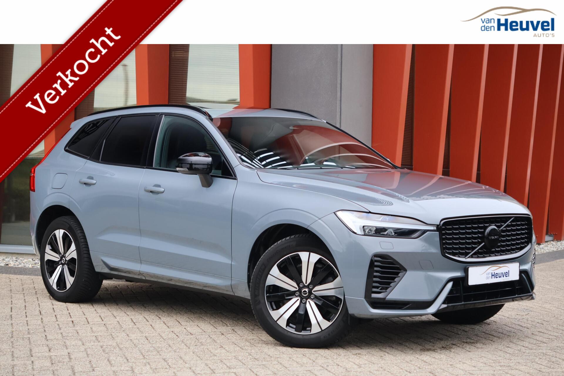 Volvo Xc60 T6 Recharge AWD Plus Dark | Longe Range | Stoelverwarming | Trekhaak | Parkeercamera | BLIS | Pilot Assist | Glossy Black | Keyless 2023 - voorkant