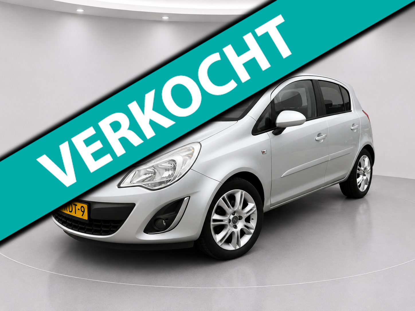 Opel Corsa 1.4-16V Cosmo 2011 - voorkant