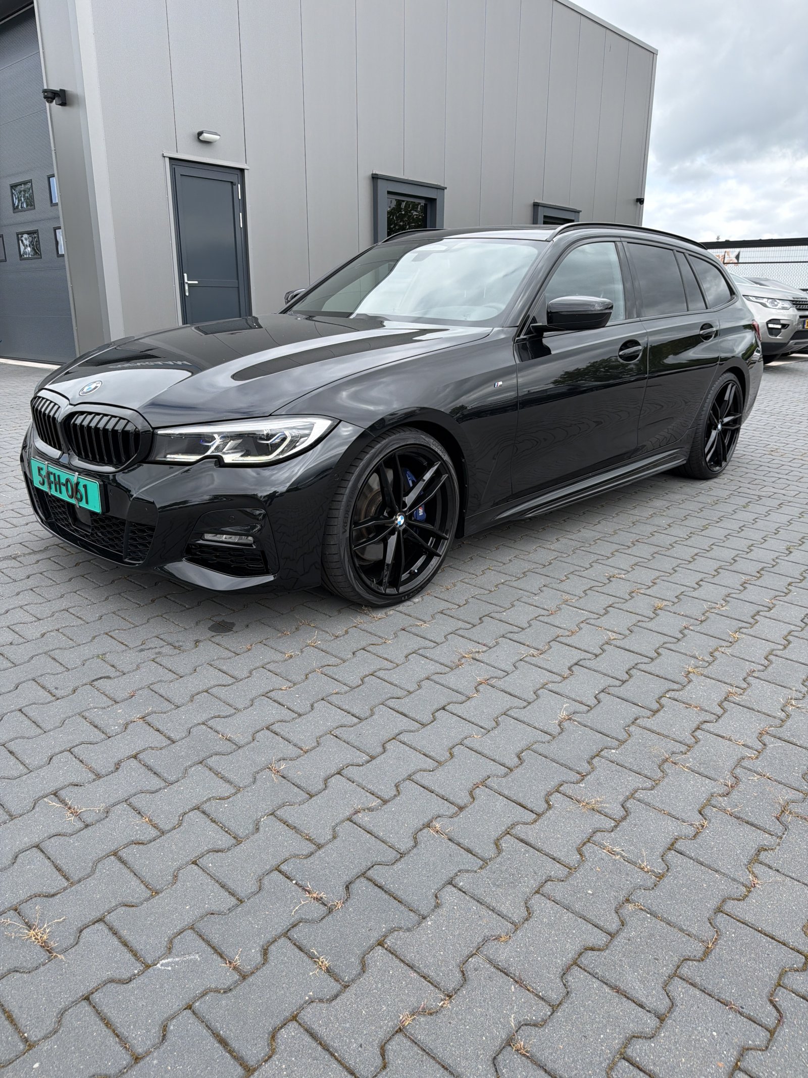 BMW 3-serie Touring 330i High Executive 2020 - voorkant