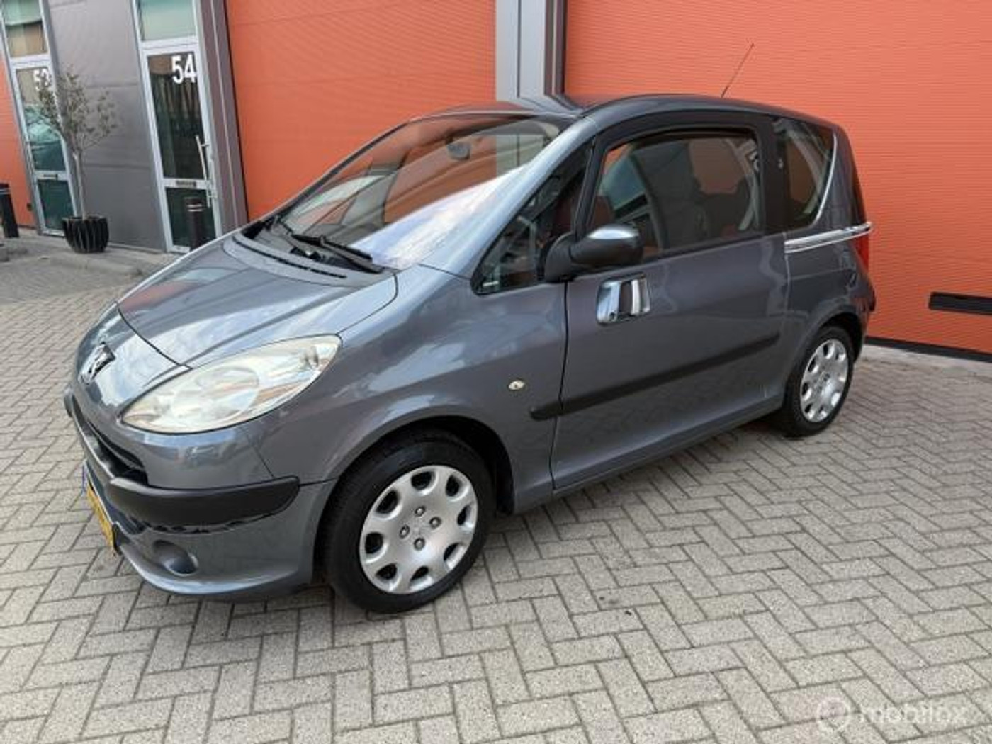 Peugeot 1007 1.6-16V Gentry 152.000 KM NAP- AIRCO -AUTOMAAT 2005 - voorkant