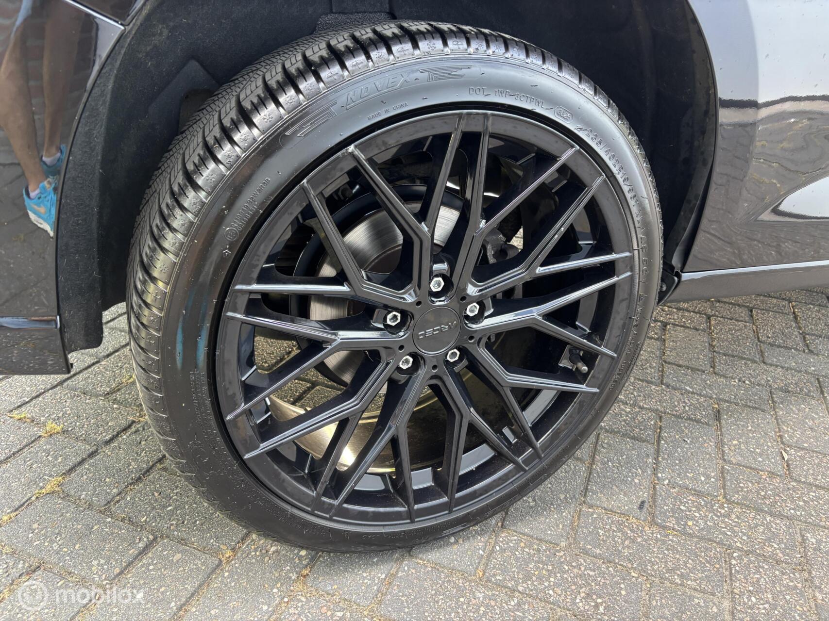 Foto van Volkswagen Caddy Modified Partition Wall