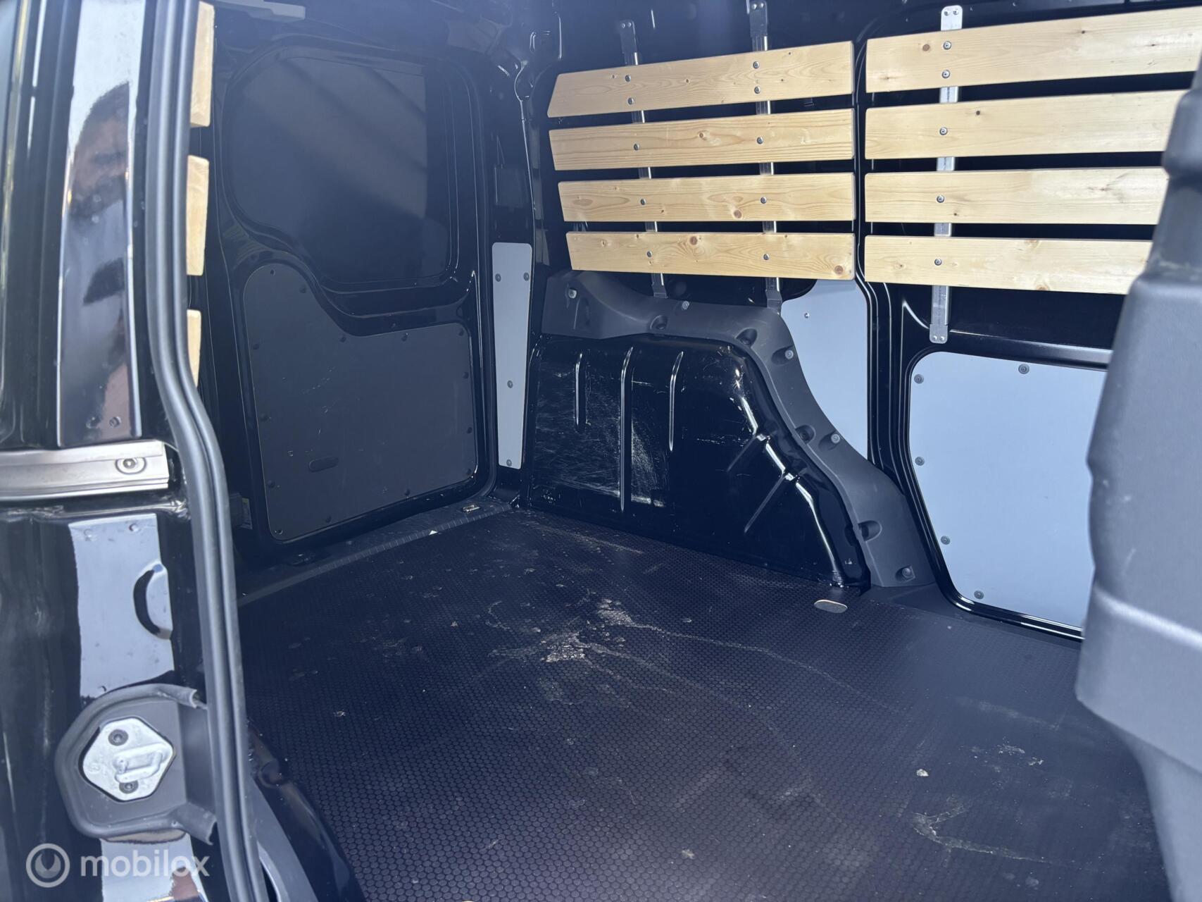 Foto van Volkswagen Caddy Modified Partition Wall