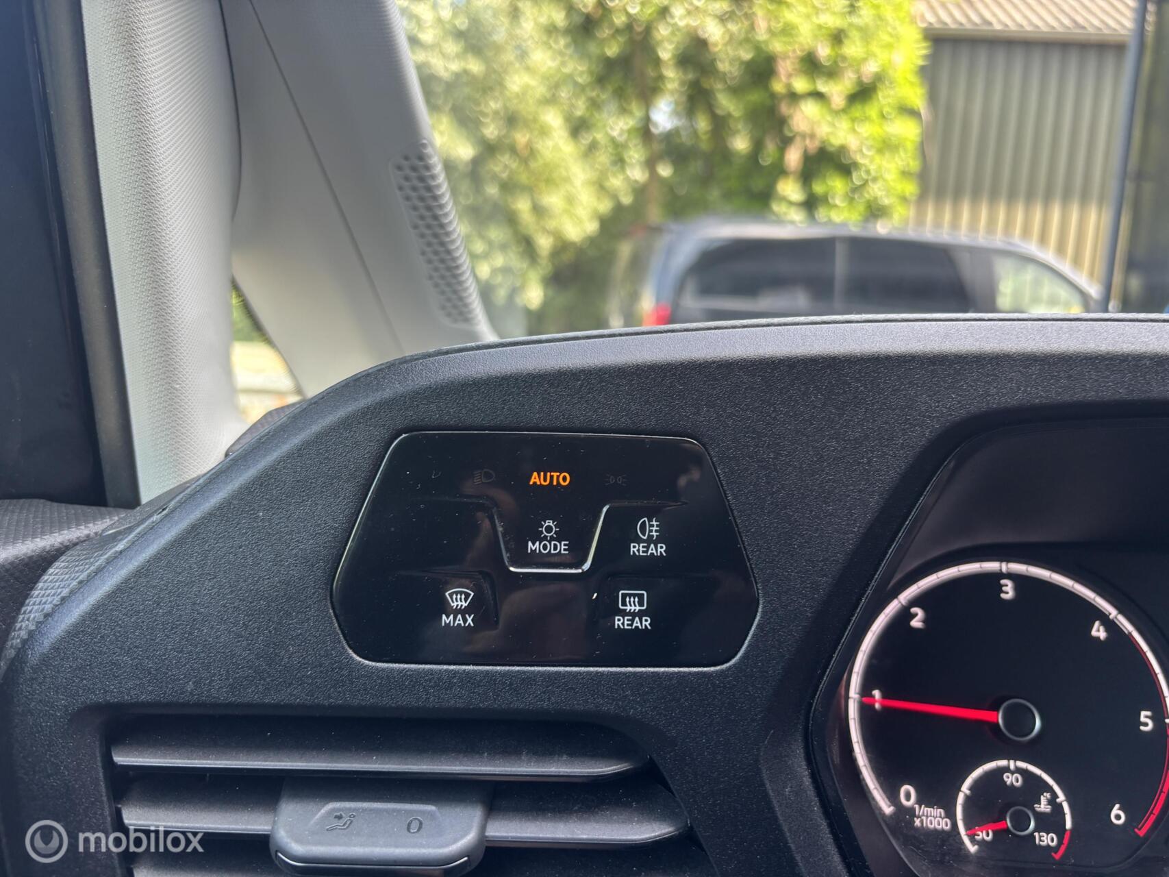 Foto van Volkswagen Caddy Modified Partition Wall