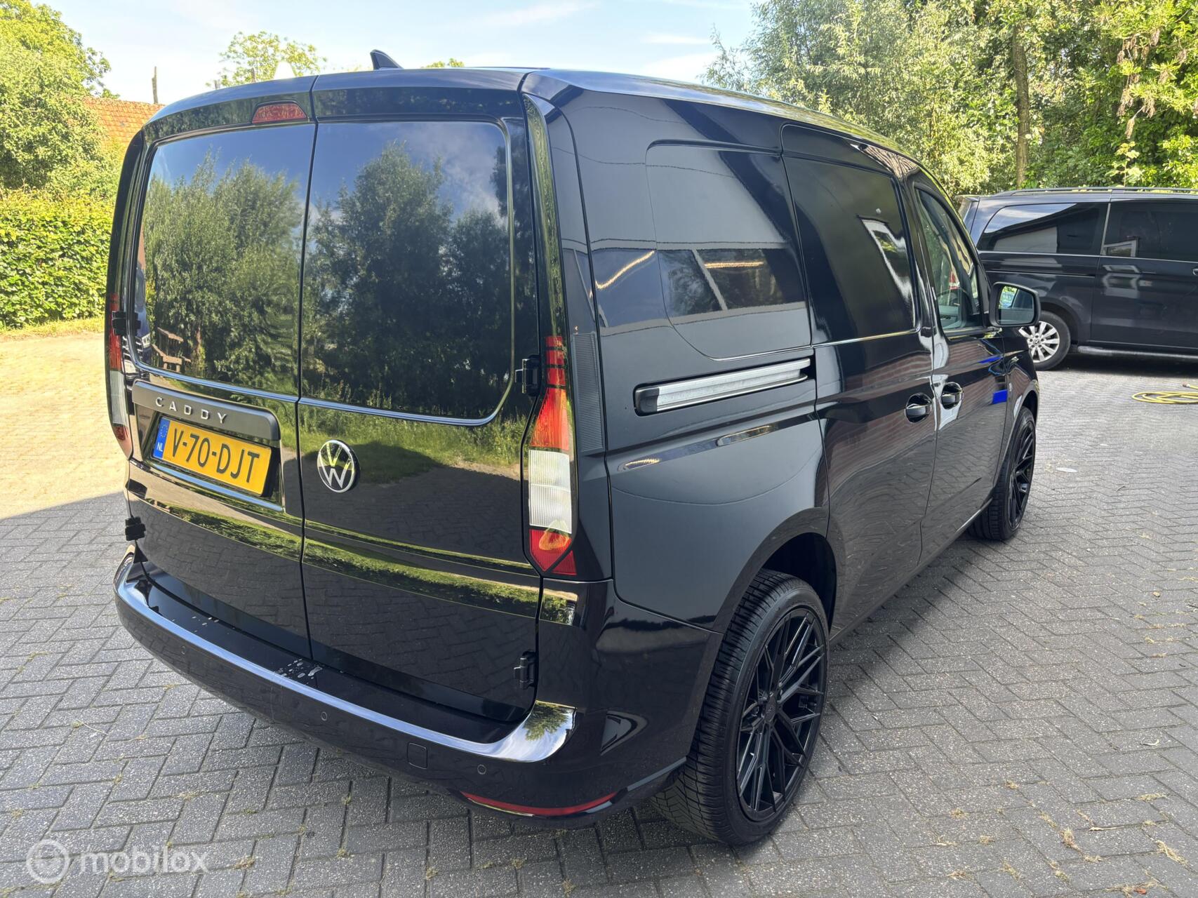 Foto van Volkswagen Caddy Modified Partition Wall