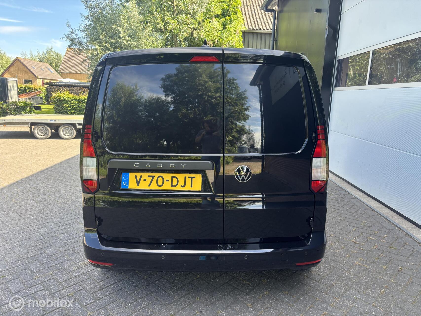Foto van Volkswagen Caddy Modified Partition Wall
