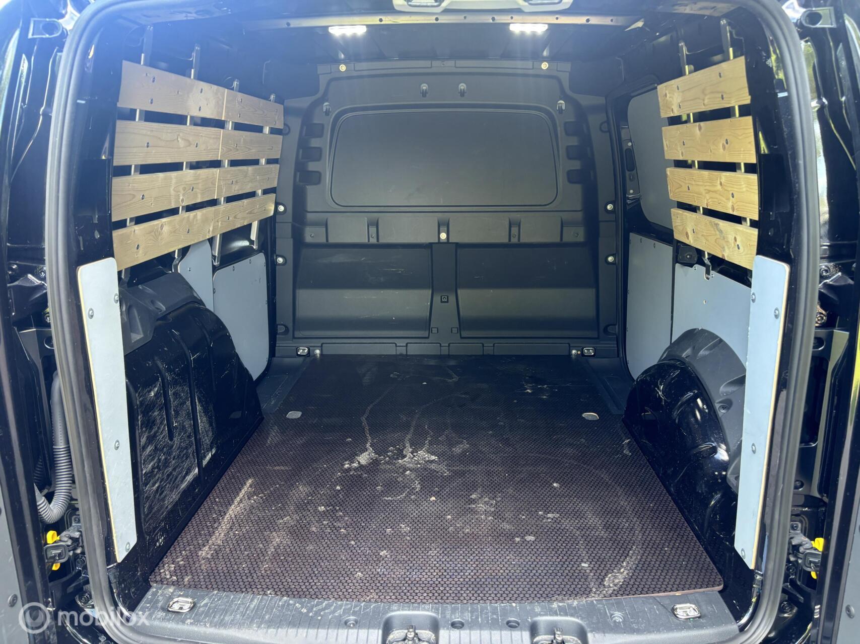 Foto van Volkswagen Caddy Modified Partition Wall