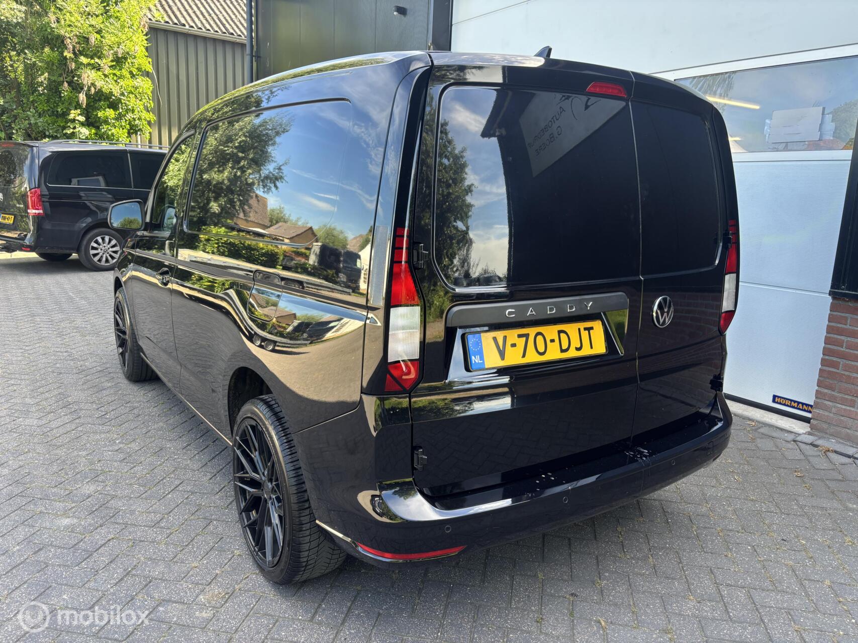 Foto van Volkswagen Caddy Modified Partition Wall