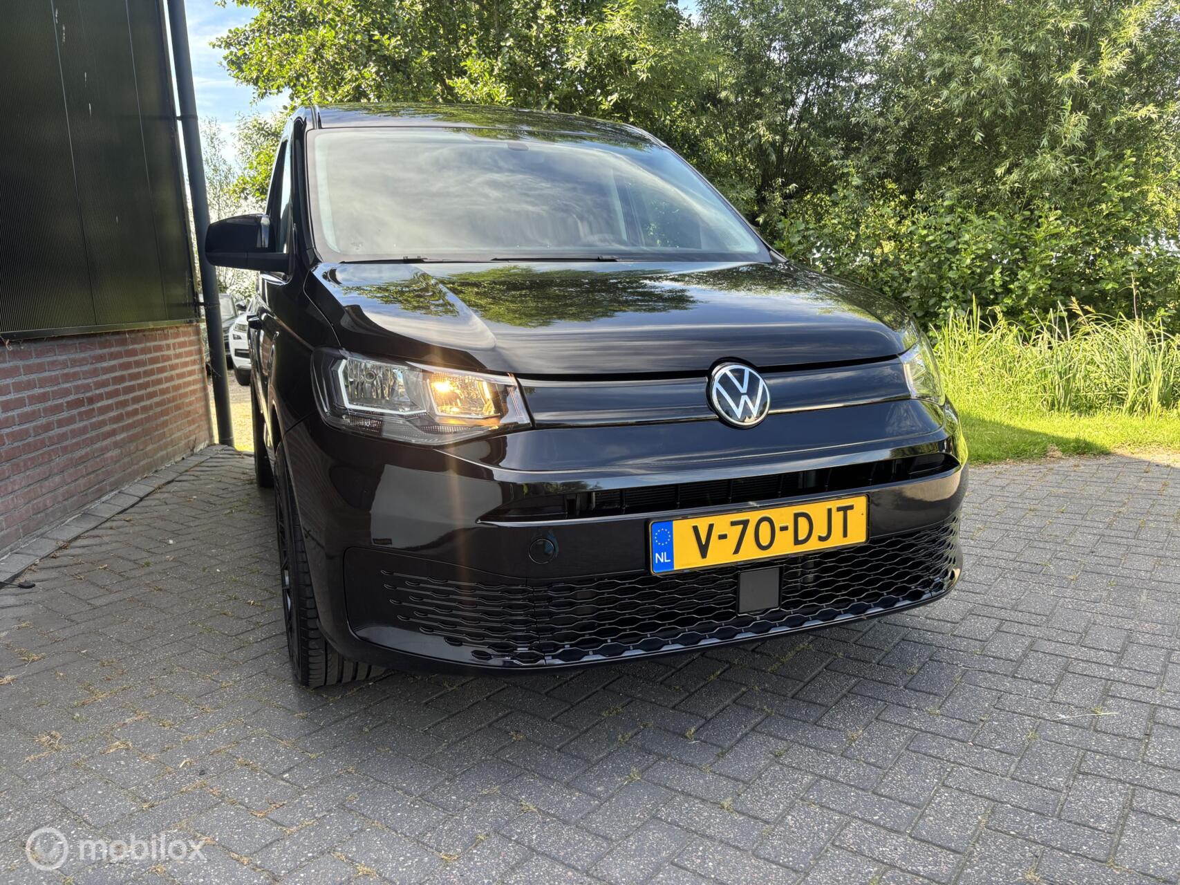 Foto van Volkswagen Caddy Modified Partition Wall