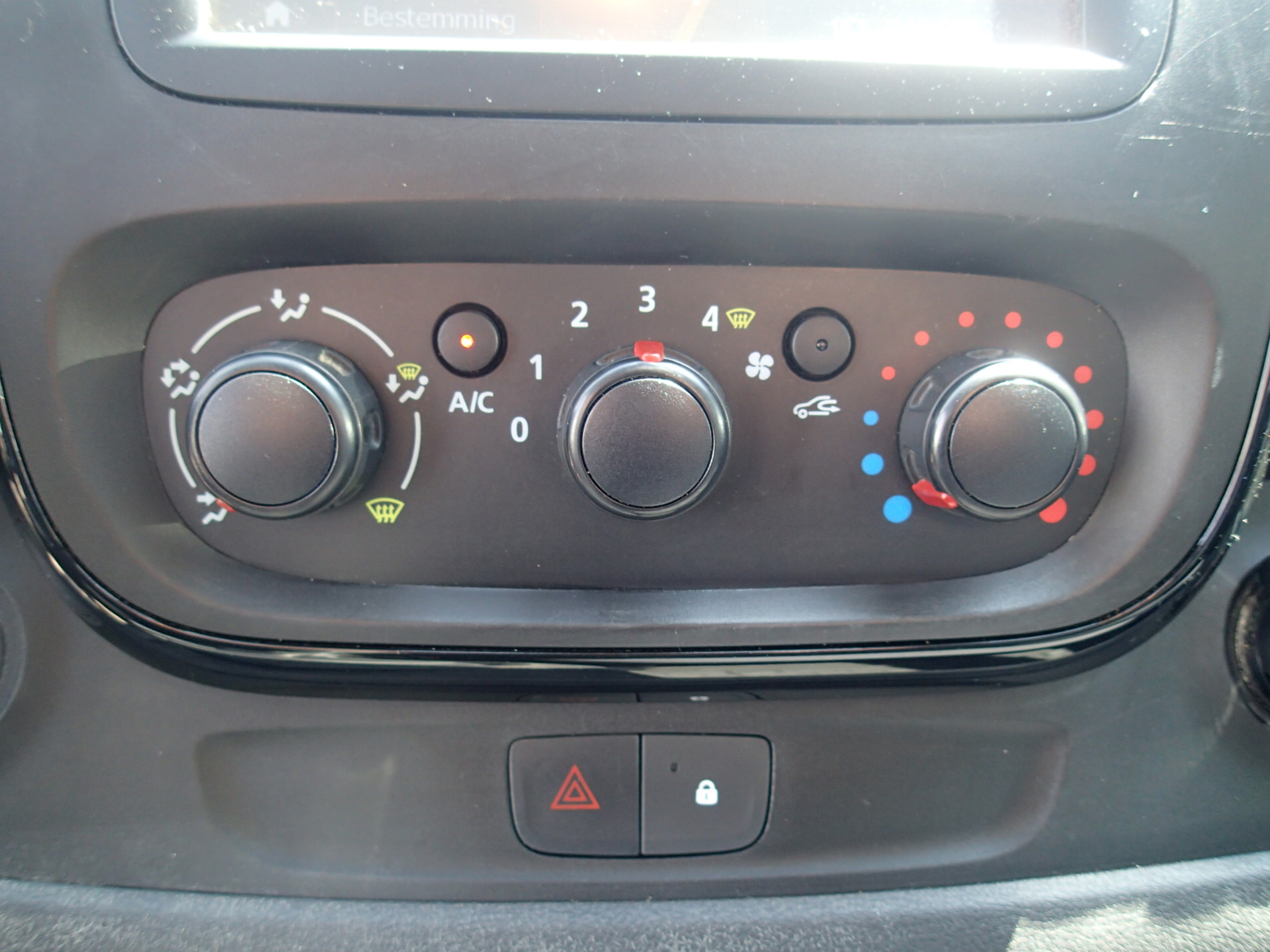 Foto van Opel Vivaro-b